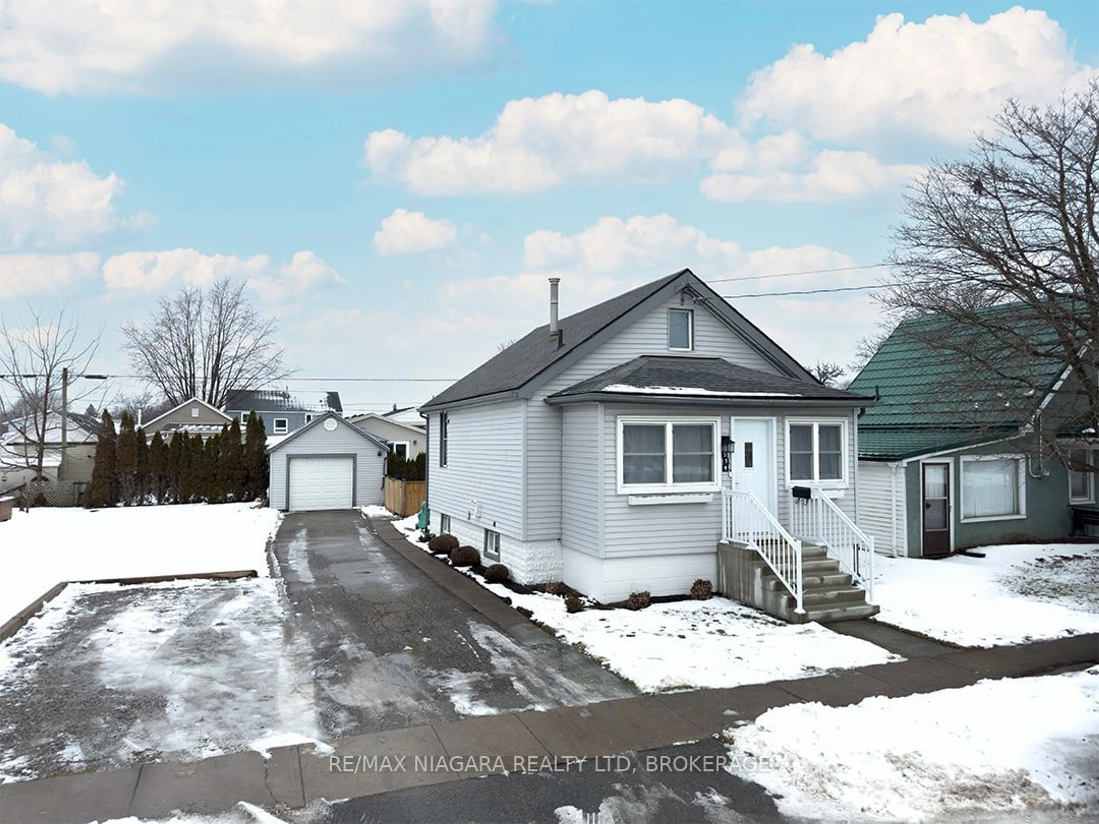 A pic from outside/outdoor area/front of a property/back of a property/a pic from drone, street for 574 Steele St, Port Colborne Ontario L3K 4Y3