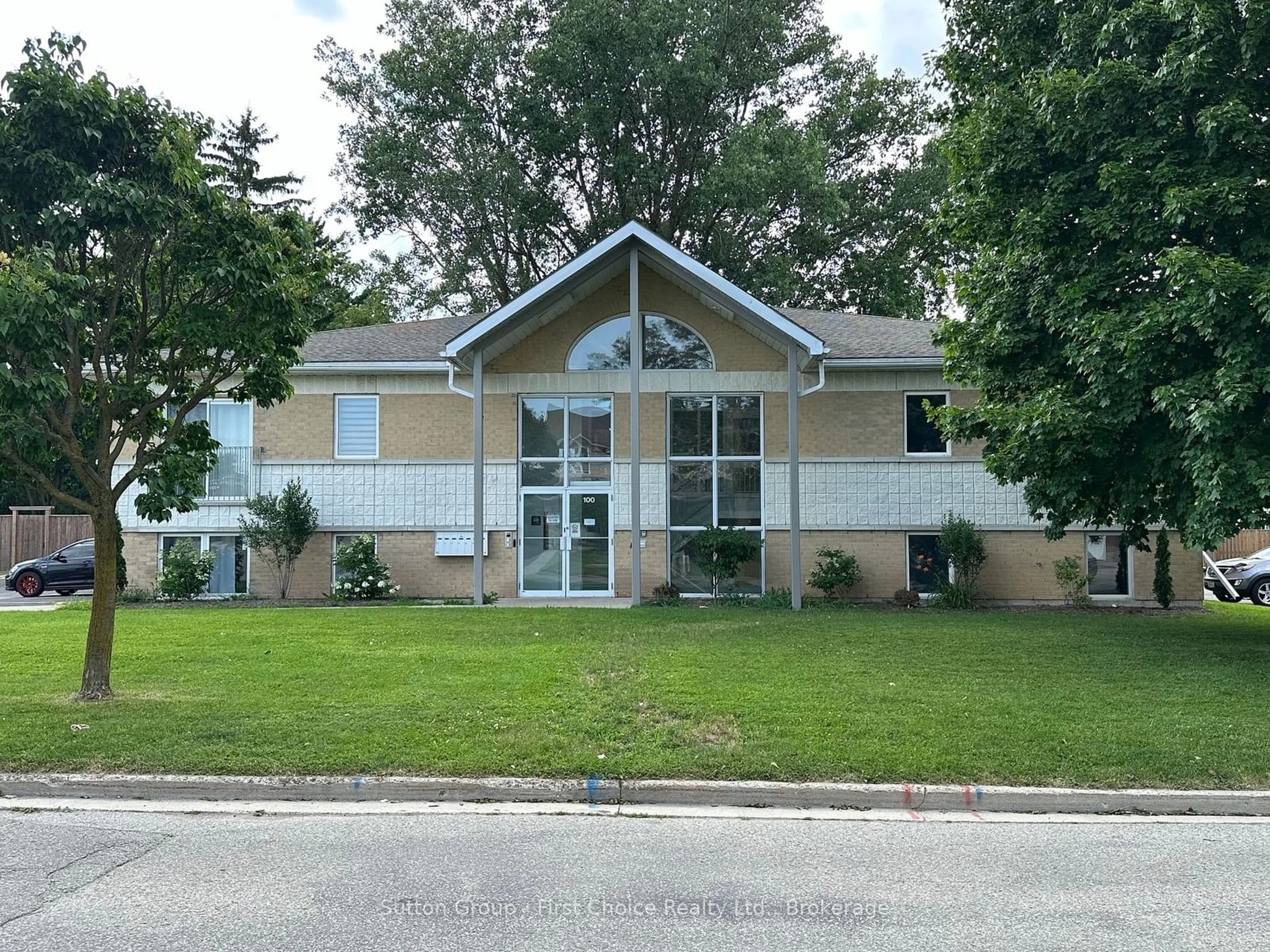 Home with vinyl exterior material, building for 100 GORDON St #101, Stratford Ontario N5A 7T8