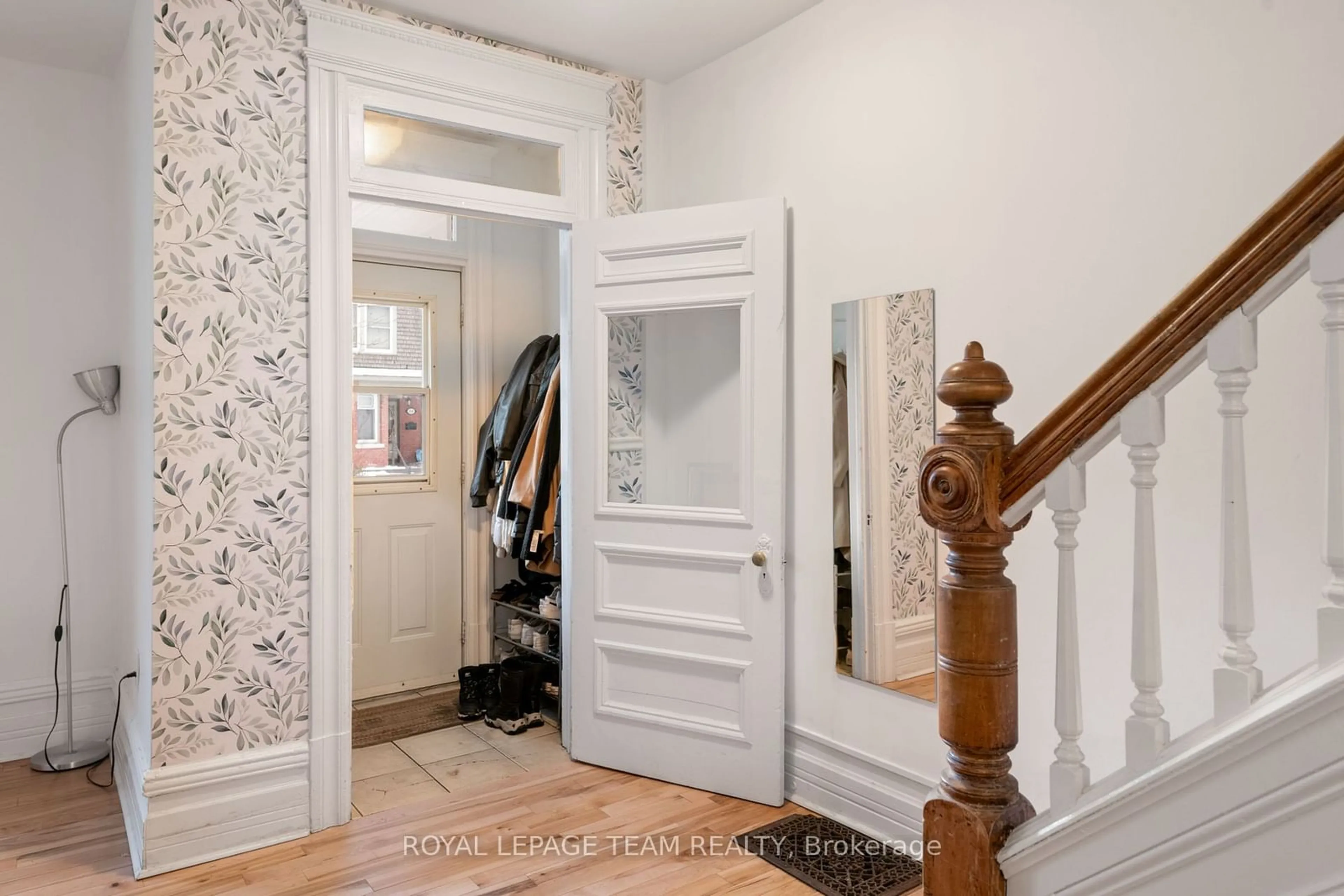 Indoor entryway for 115 Goulburn Ave, Lower Town - Sandy Hill Ontario K1N 8C9