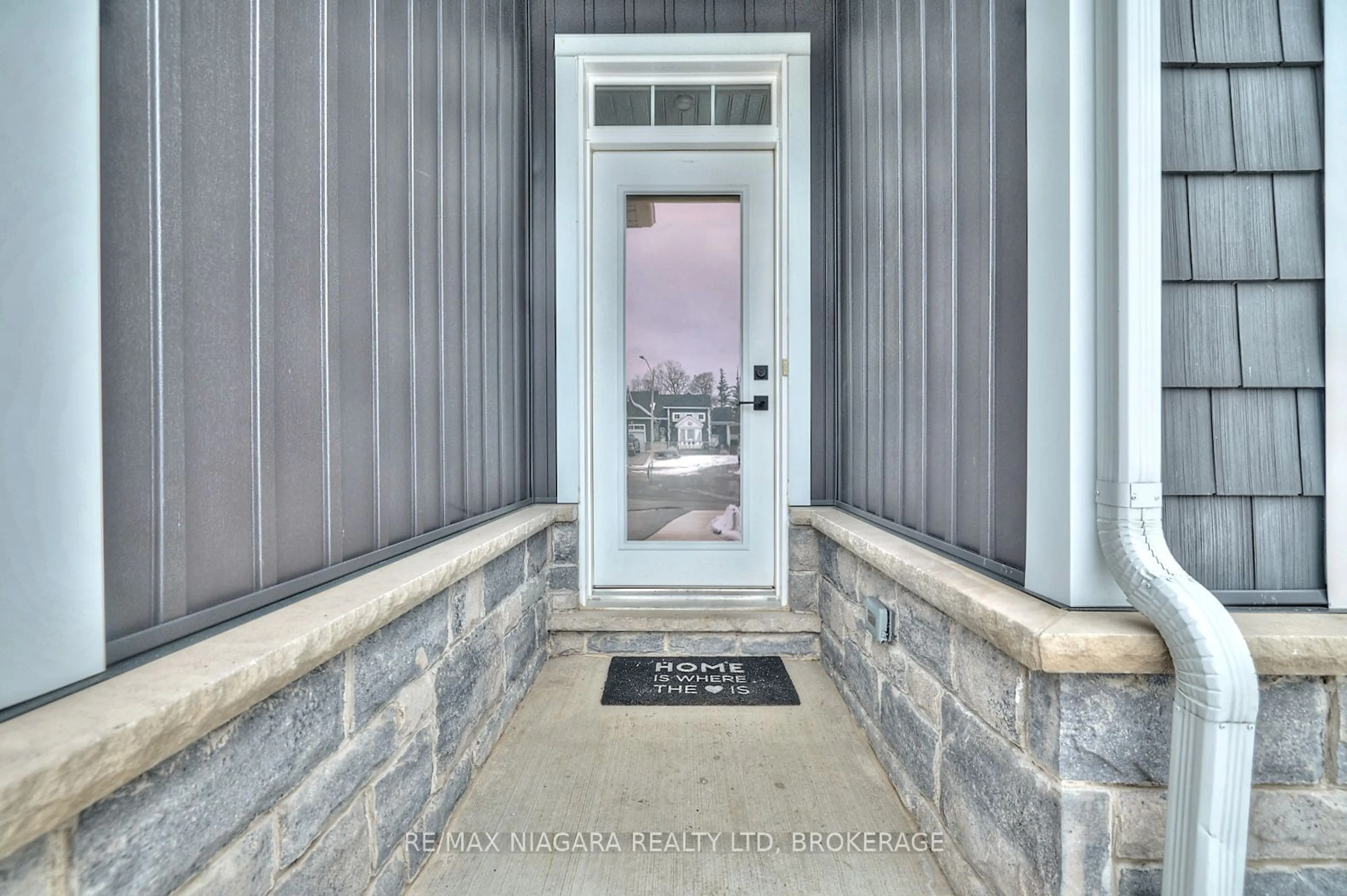 Indoor entryway for 220 Alderson Crt, Fort Erie Ontario L0S 1B0