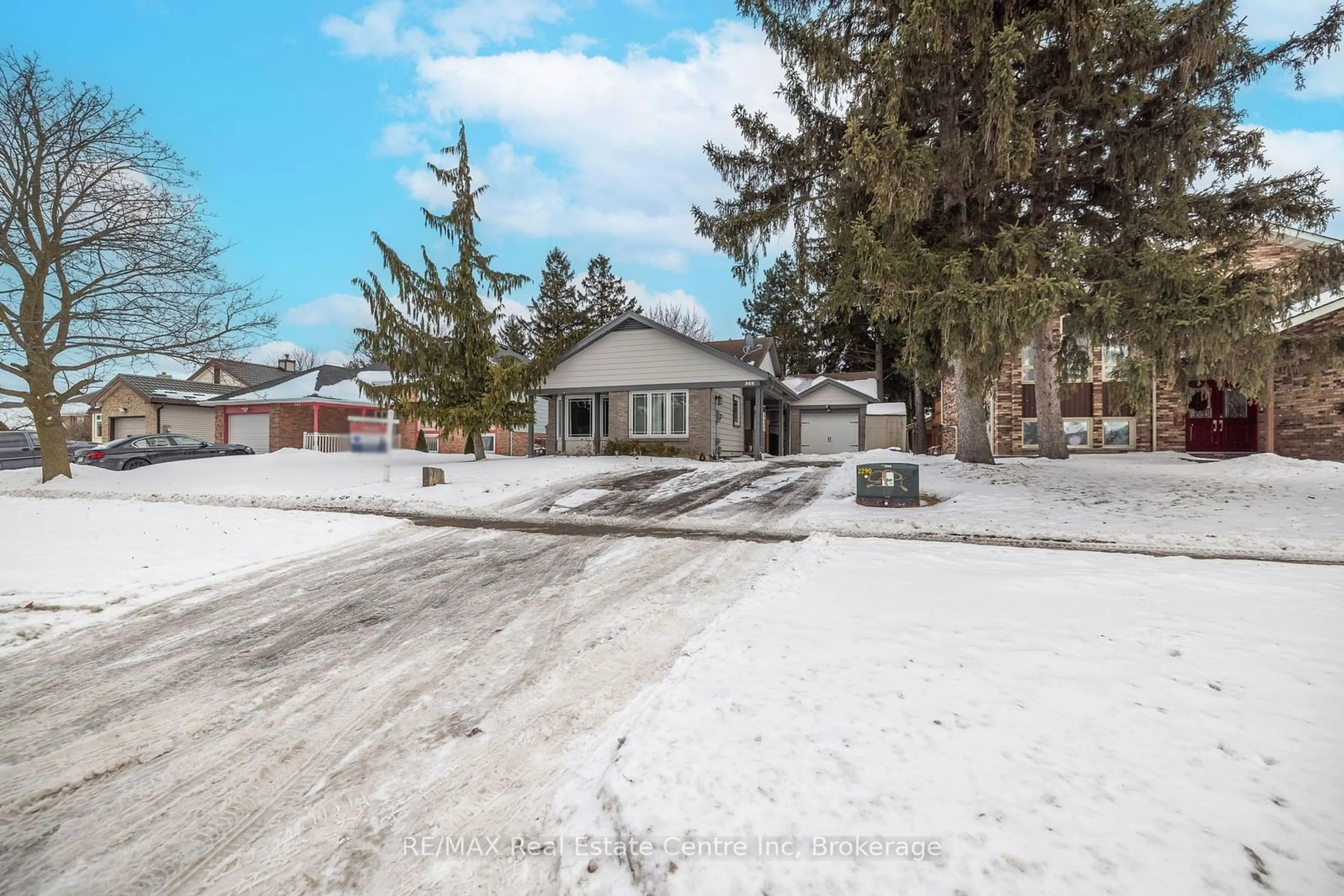 A pic from outside/outdoor area/front of a property/back of a property/a pic from drone, street for 568 Willow Rd, Guelph Ontario N1H 7M5