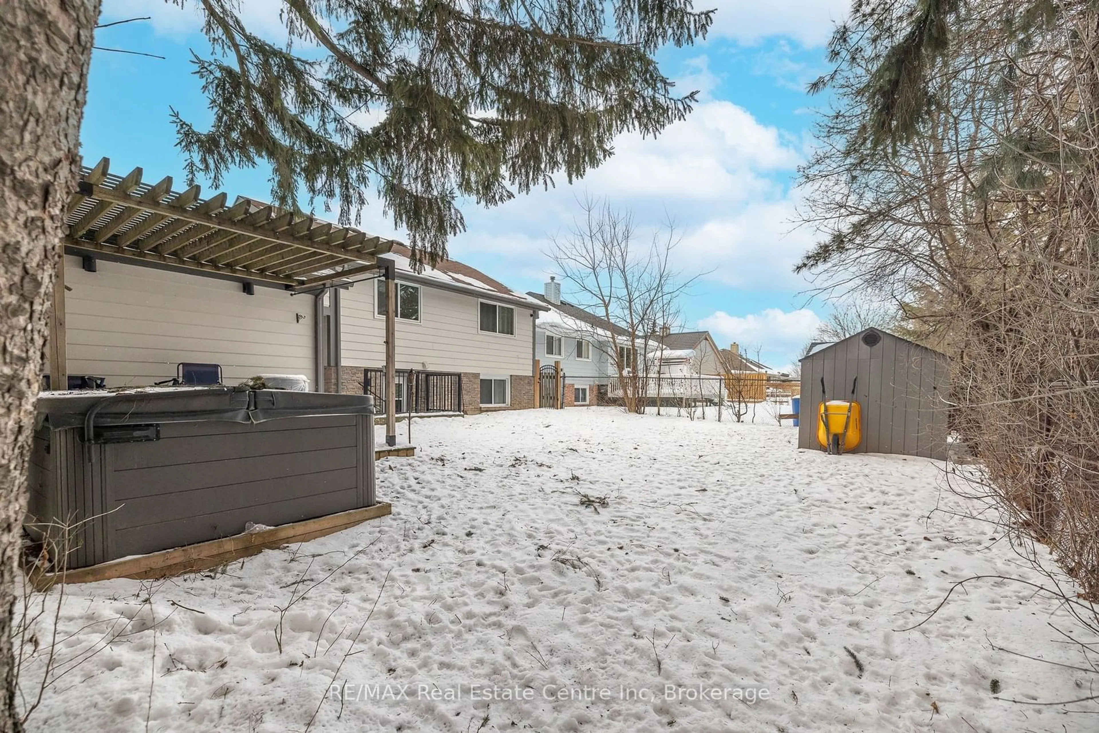 Patio, street for 568 Willow Rd, Guelph Ontario N1H 7M5