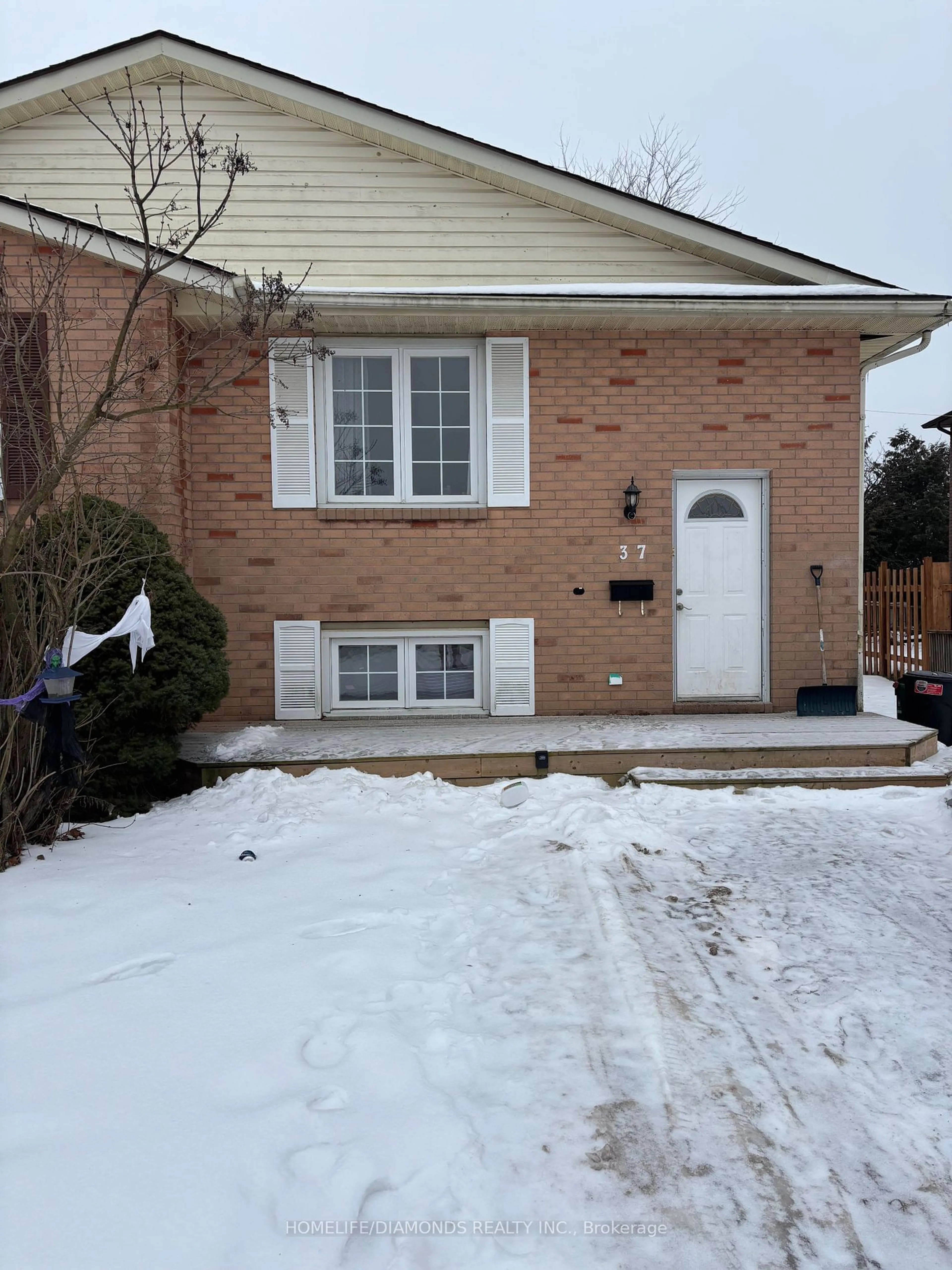 Home with brick exterior material, street for 37 Briarsdale Cres, Welland Ontario L3C 6S8