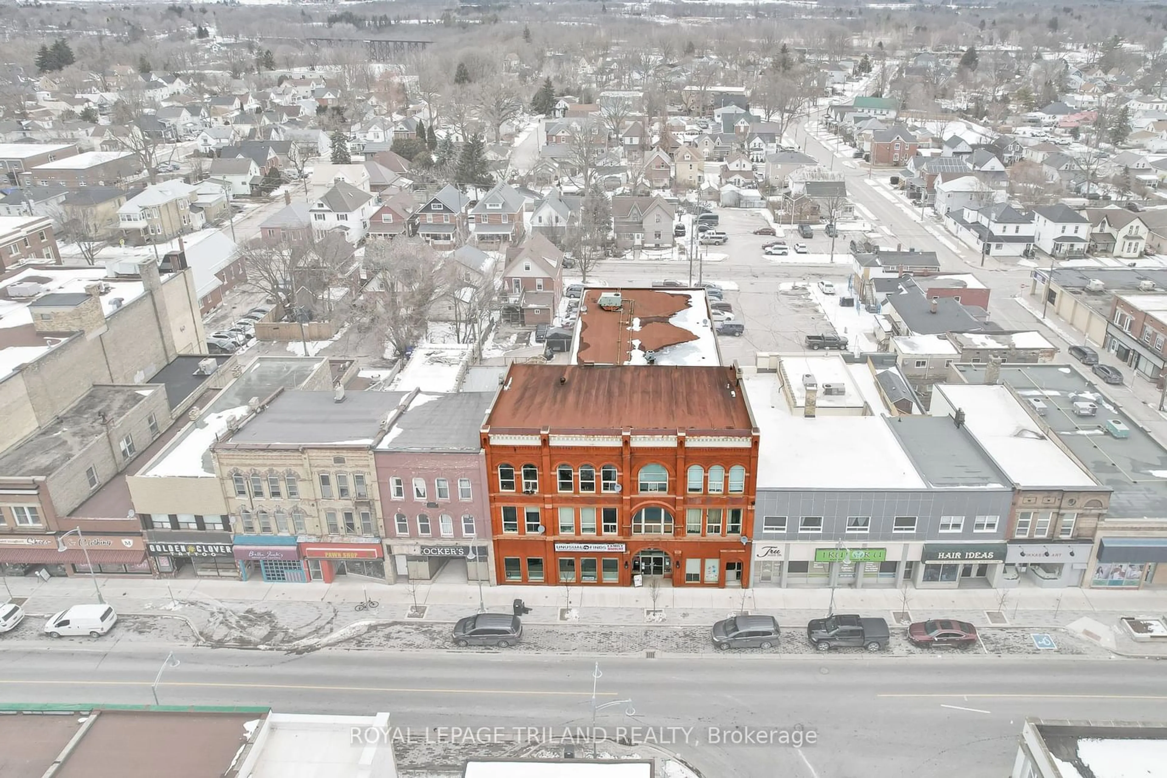 A pic from outside/outdoor area/front of a property/back of a property/a pic from drone, building for 449 Talbot St, St. Thomas Ontario N5P 1C1