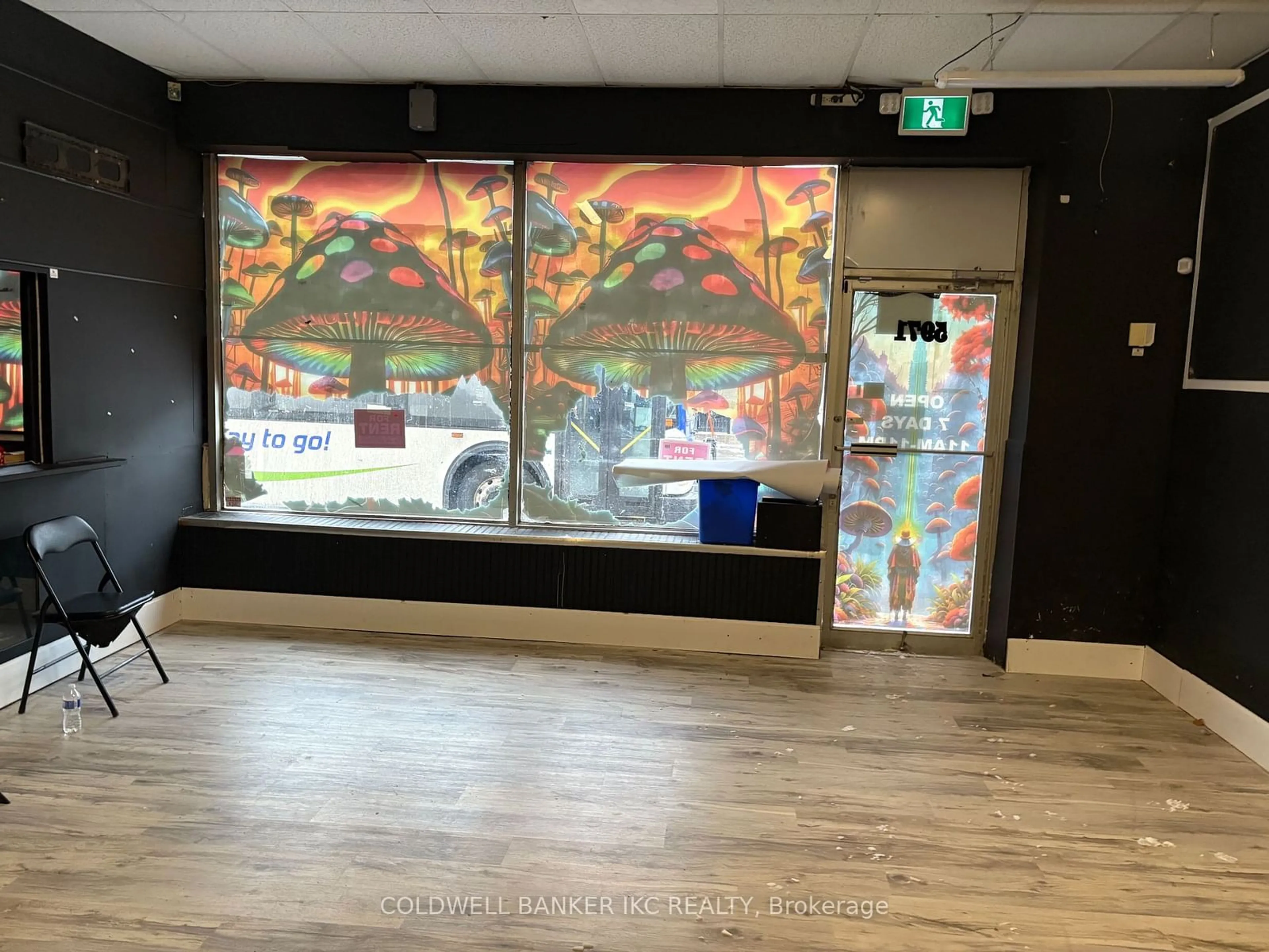 Indoor foyer for 5965 - 5971 Main St, Niagara Falls Ontario L2G 5Z7