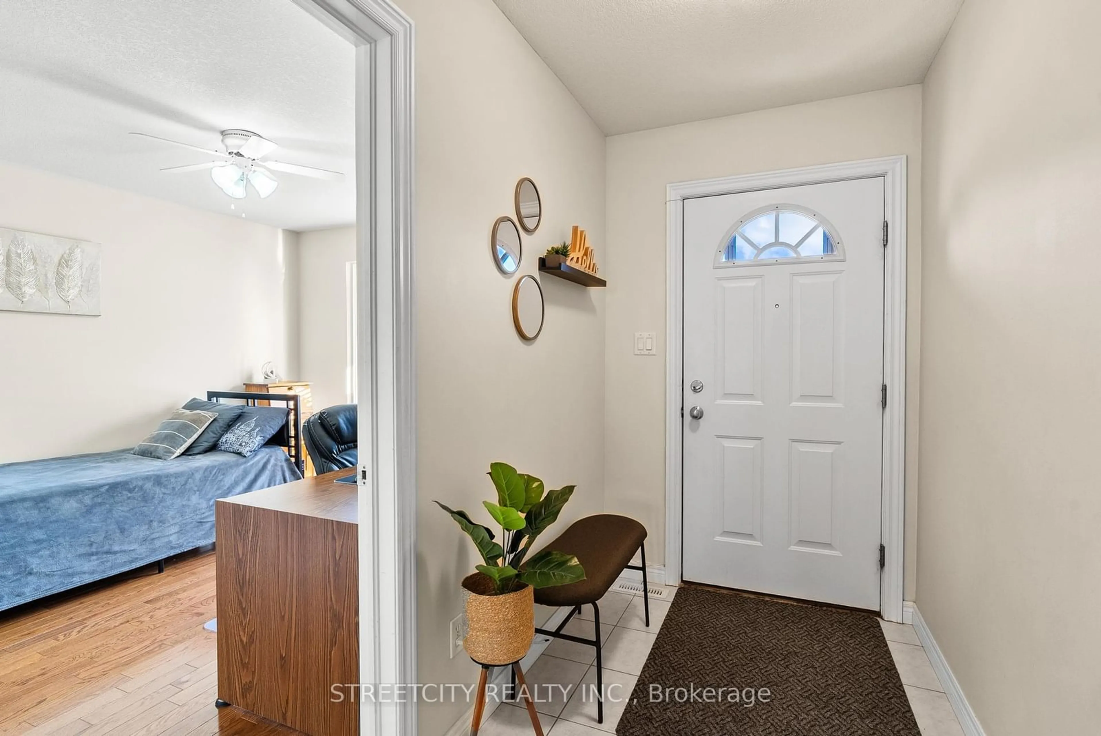 Indoor entryway for 95 Capulet Lane #15, London Ontario N6H 5V6