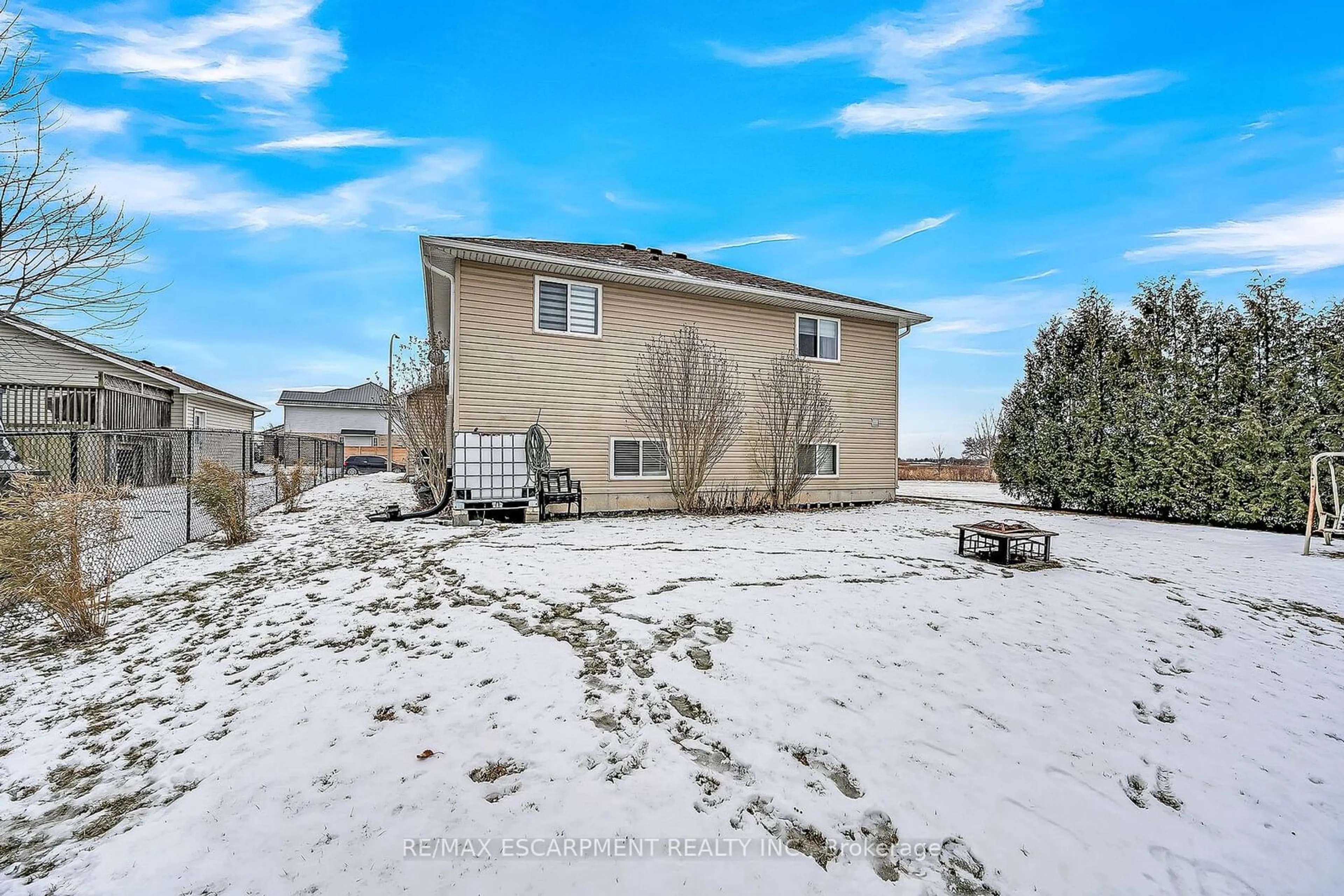 A pic from outside/outdoor area/front of a property/back of a property/a pic from drone, water/lake/river/ocean view for 10 Oak St, Haldimand Ontario N0A 1H0