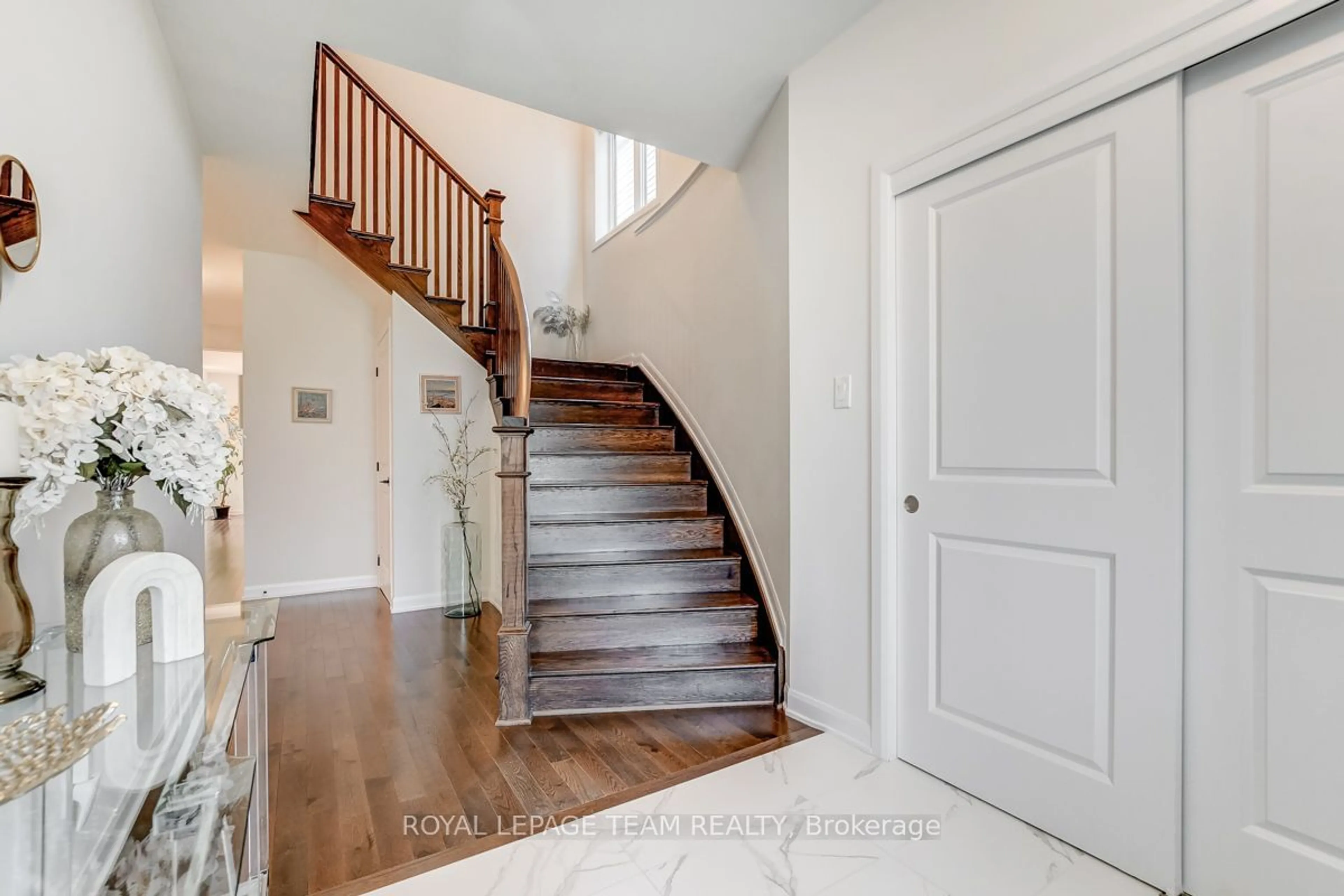 Indoor entryway for 218 CALVINGTON Ave, Kanata Ontario K2T 0P8