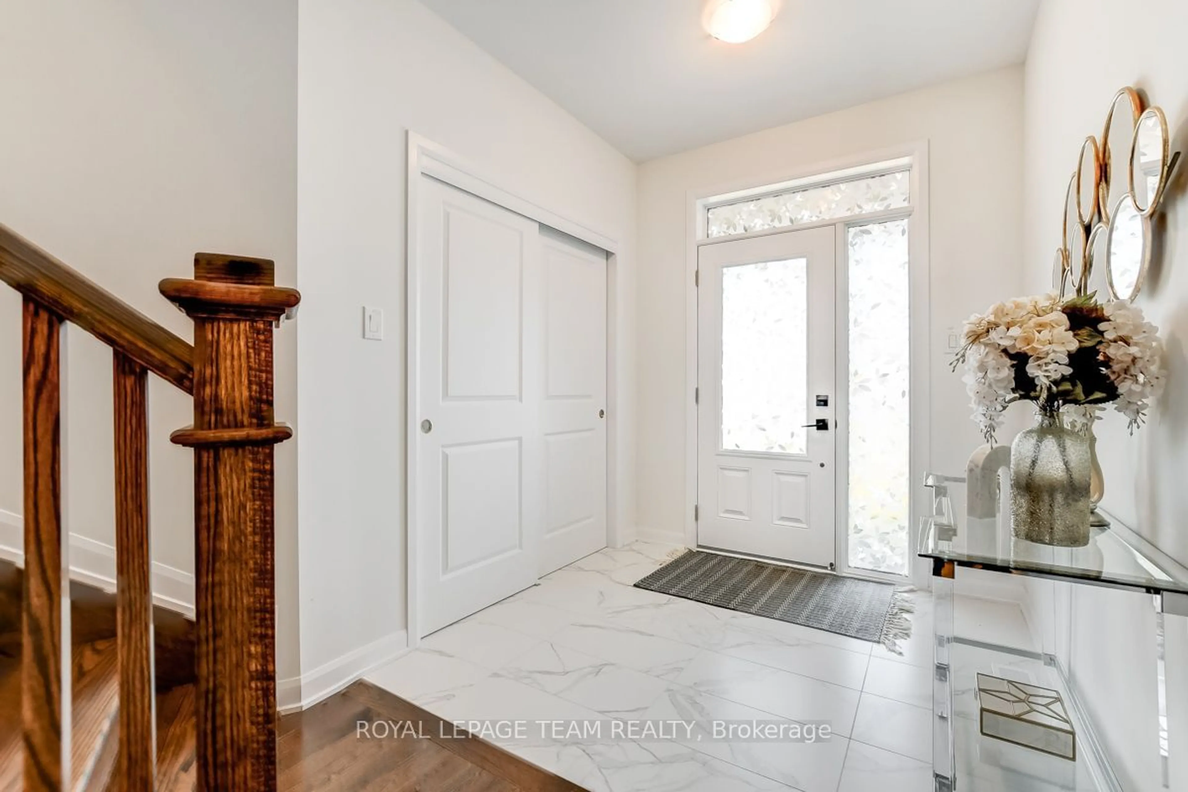 Indoor entryway for 218 CALVINGTON Ave, Kanata Ontario K2T 0P8