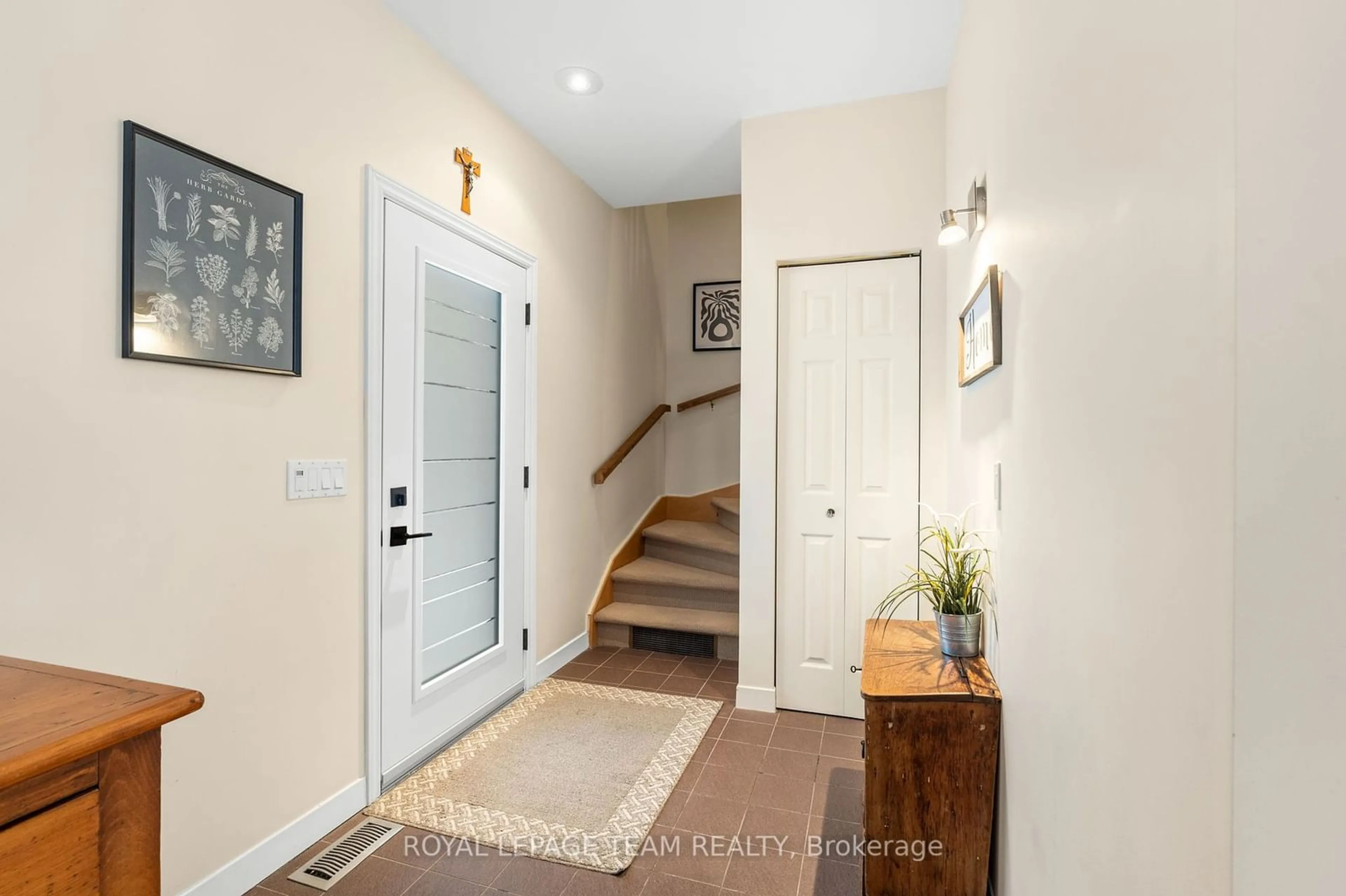 Indoor entryway for 14 Meadowglen Circ, North Grenville Ontario K0G 1J0