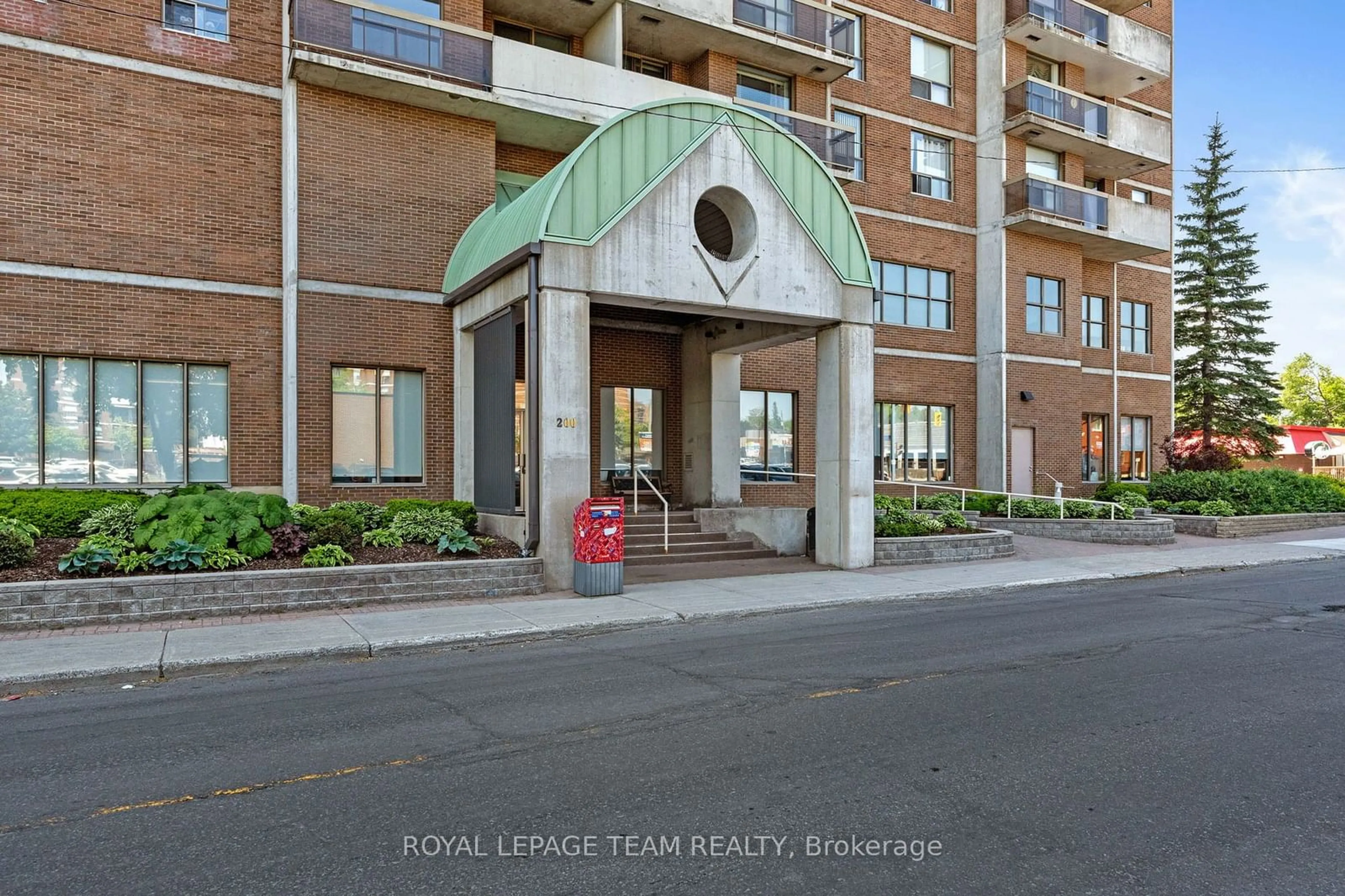 Indoor foyer for 200 Lafontaine Ave #510, Vanier and Kingsview Park Ontario K1L 8K8