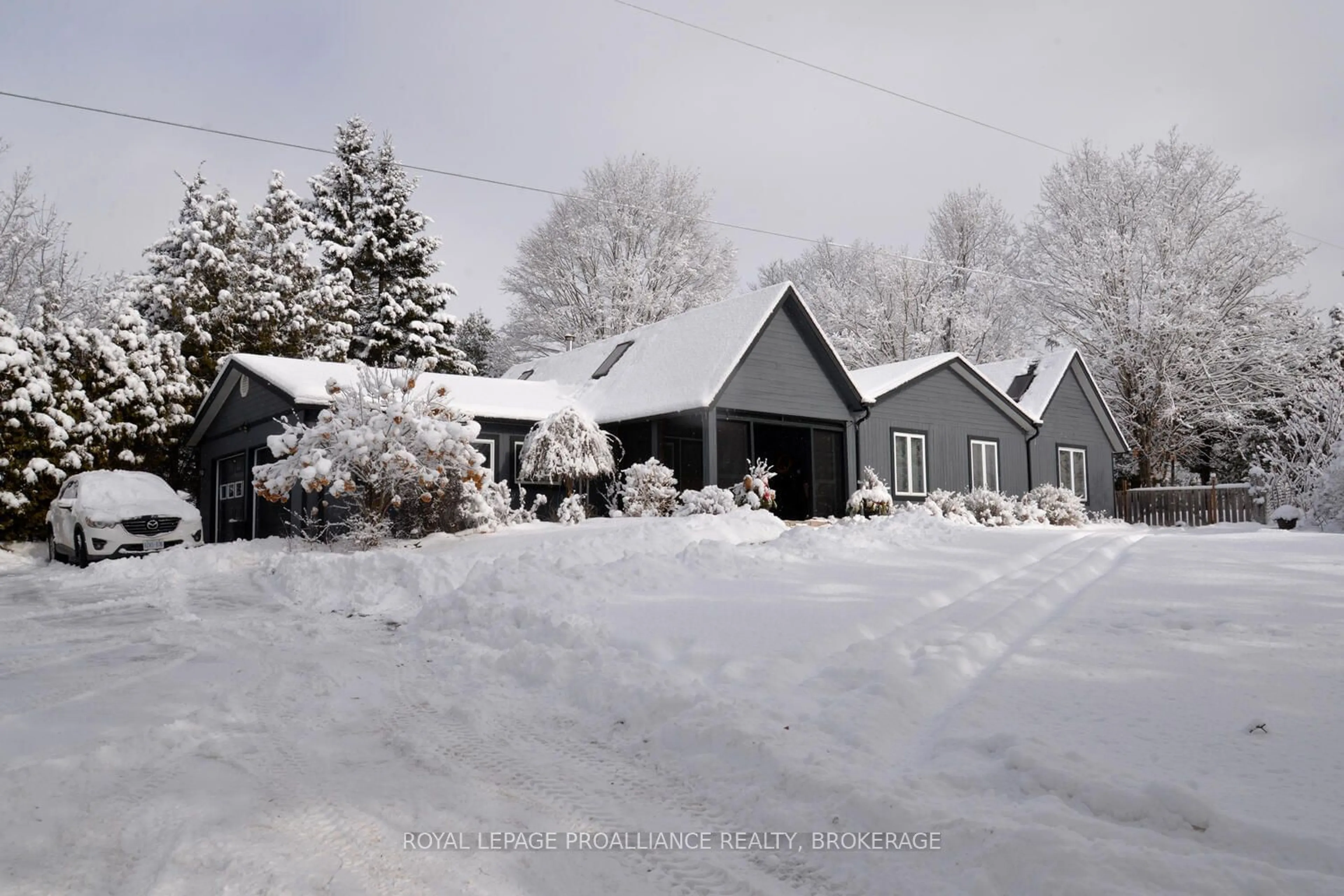 A pic from outside/outdoor area/front of a property/back of a property/a pic from drone, street for 118 Woodvale Rd, Leeds and the Thousand Islands Ontario K0E 1L0