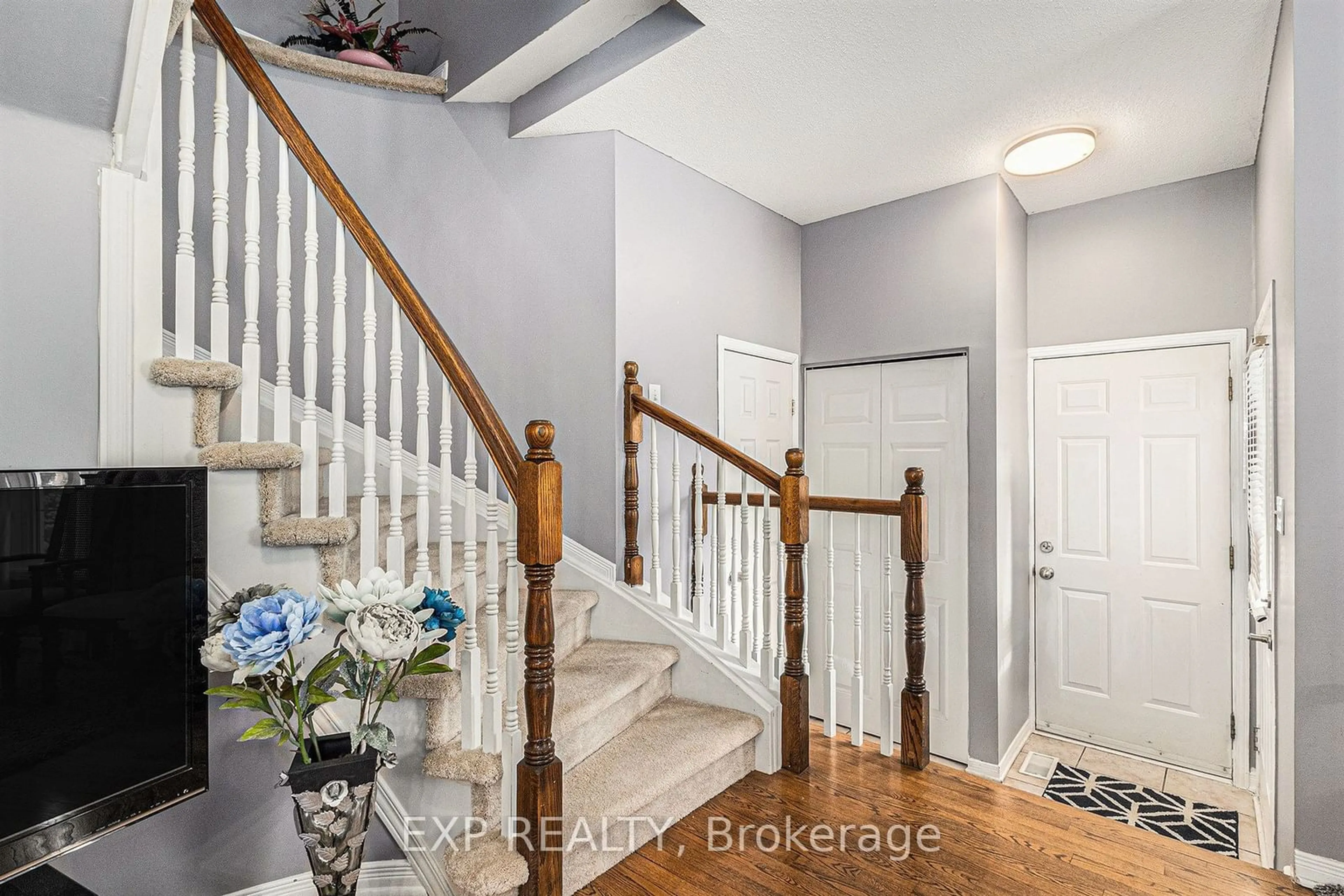 Indoor entryway for 53 Inverkip Ave, Hunt Club - South Keys and Area Ontario K1T 4B8