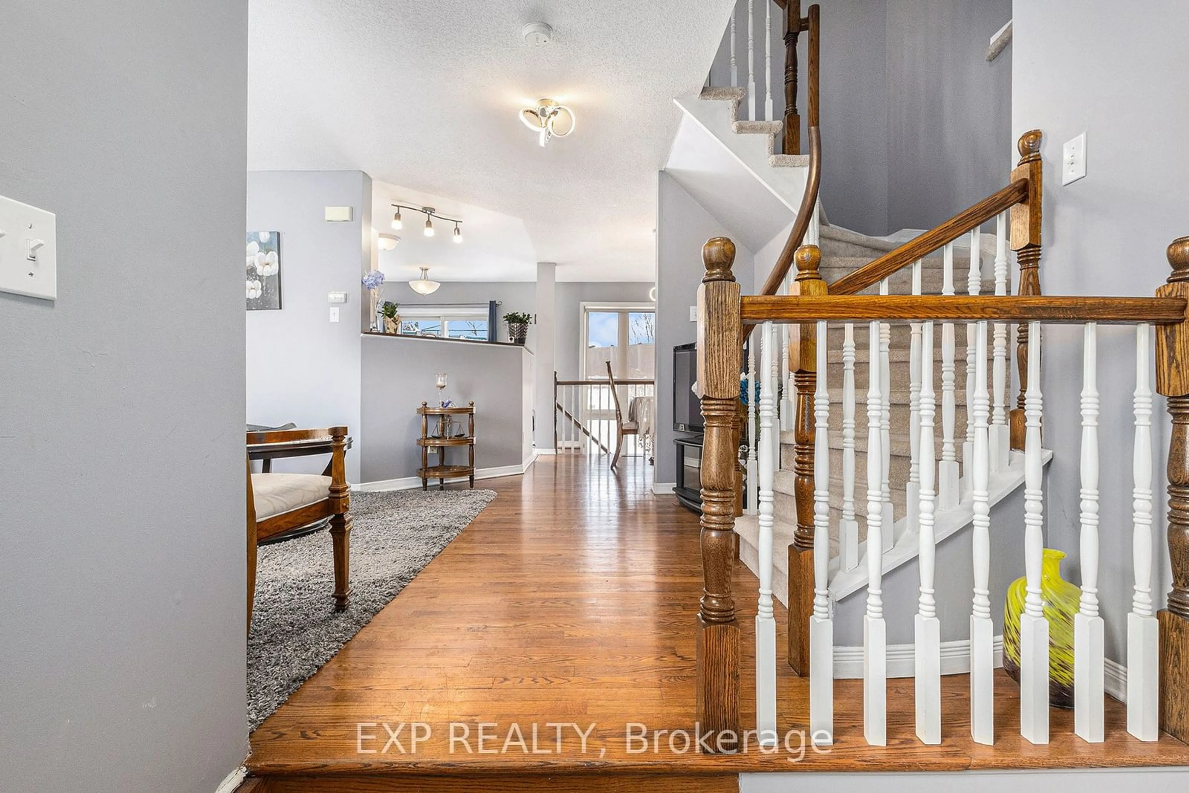 Indoor entryway for 53 Inverkip Ave, Hunt Club - South Keys and Area Ontario K1T 4B8