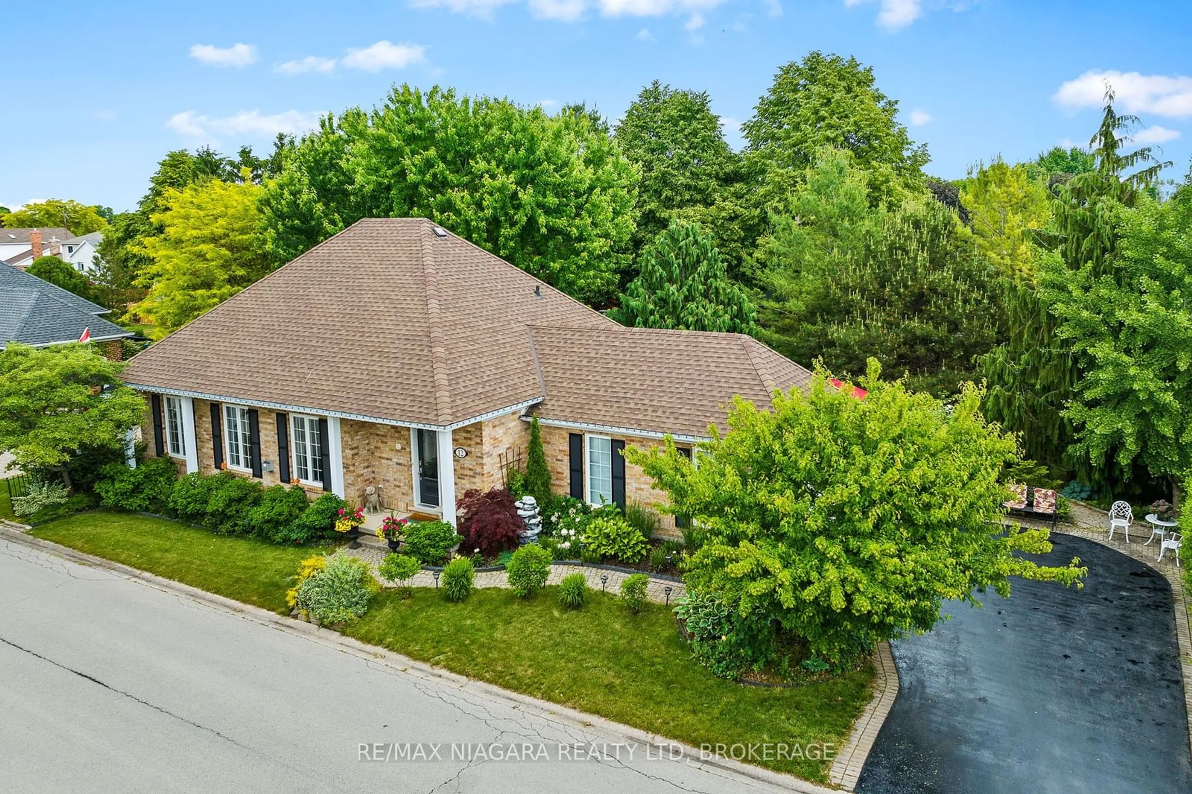 A pic from outside/outdoor area/front of a property/back of a property/a pic from drone, water/lake/river/ocean view for 12 Pinot Tr, Niagara-on-the-Lake Ontario L0S 1J0