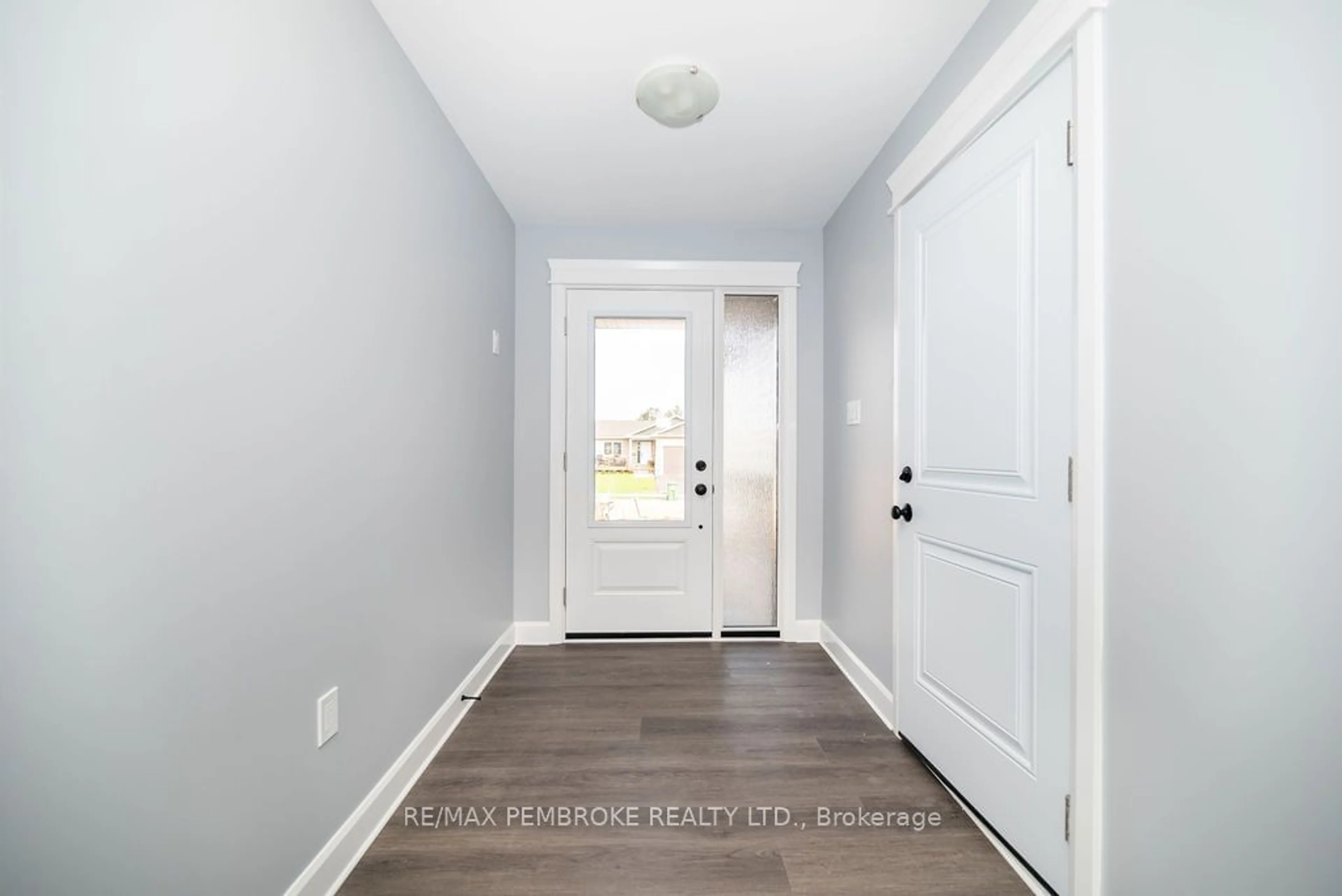 Indoor entryway for 10 DURANT St, Petawawa Ontario K8H 0H3