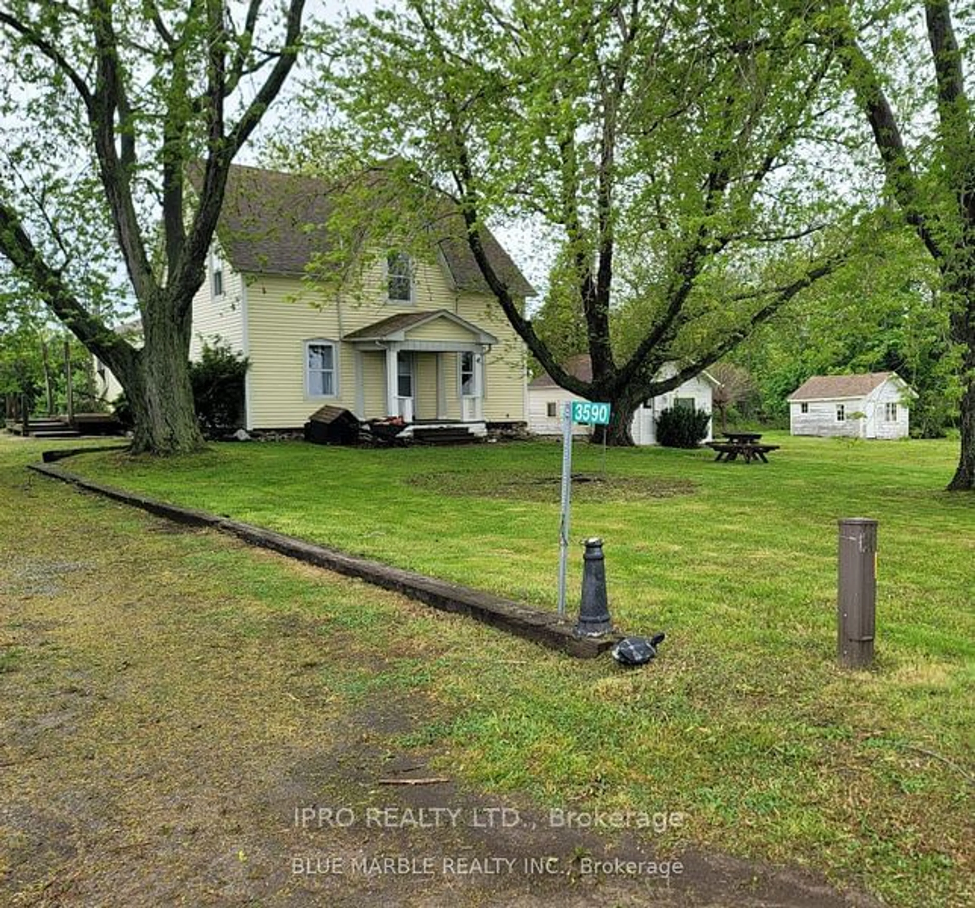 A pic from outside/outdoor area/front of a property/back of a property/a pic from drone, street for 3590 Lakeshore Rd, Lincoln Ontario L0R 1B1