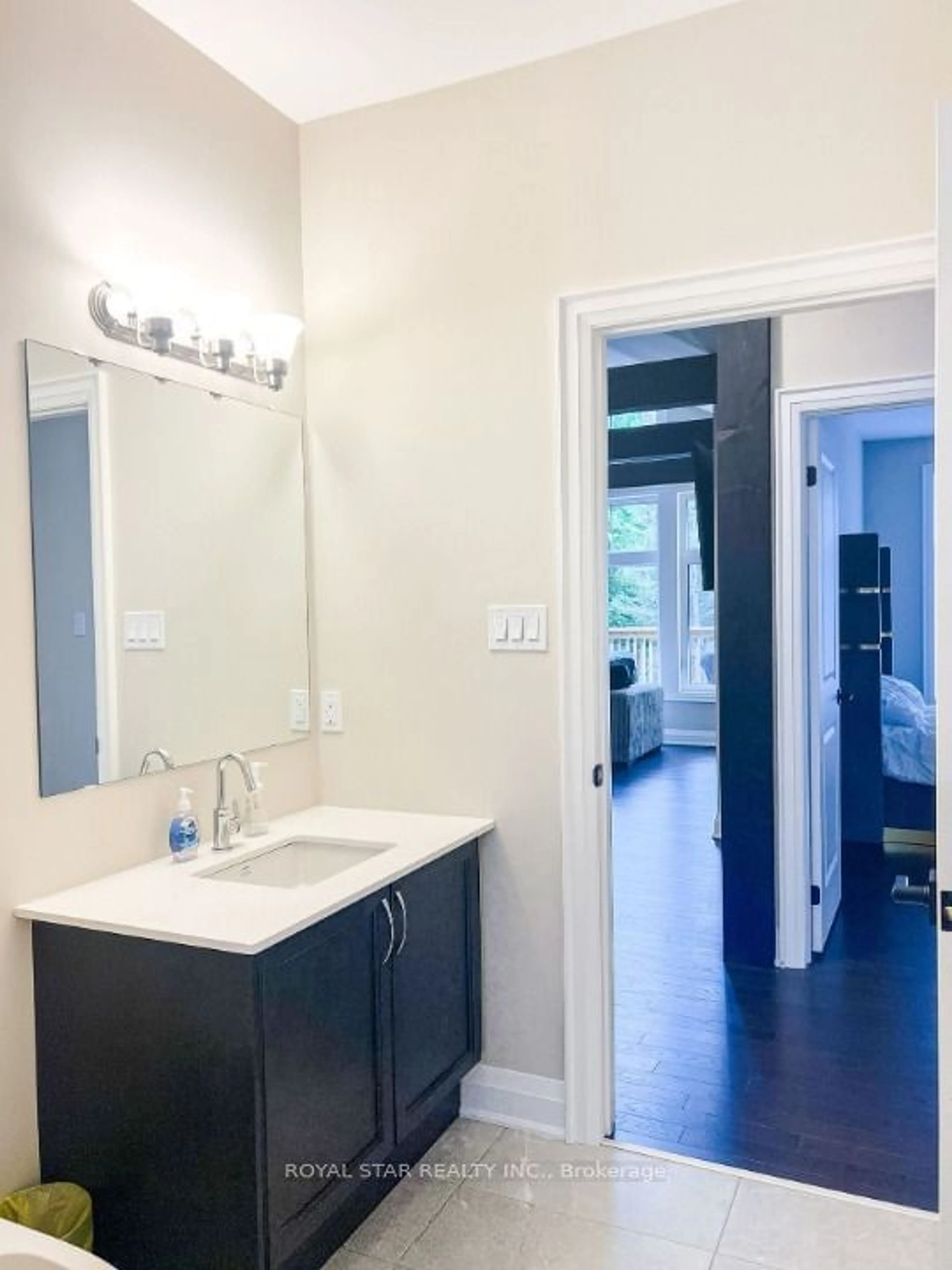 Contemporary bathroom, ceramic/tile floor for 1004 Boyne Ridge Crt, Huntsville Ontario P1H 0K1