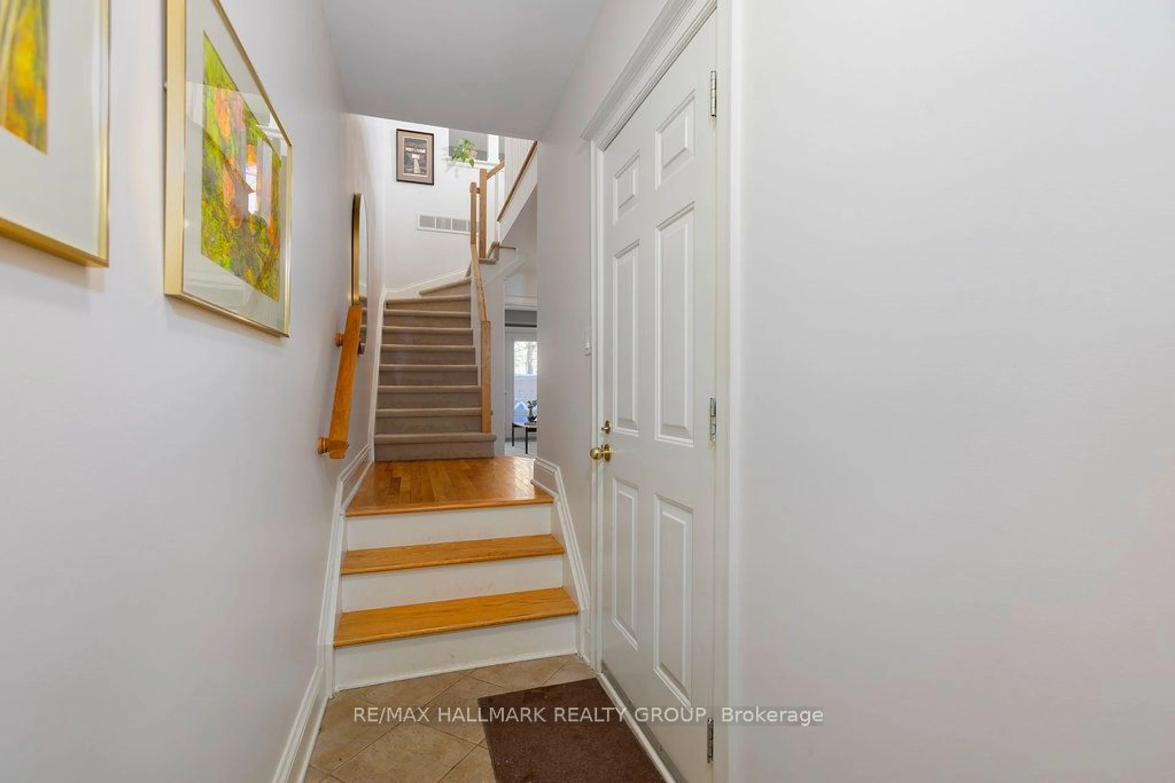 Indoor foyer for 207 First Ave, Glebe - Ottawa East and Area Ontario K1S 2G5