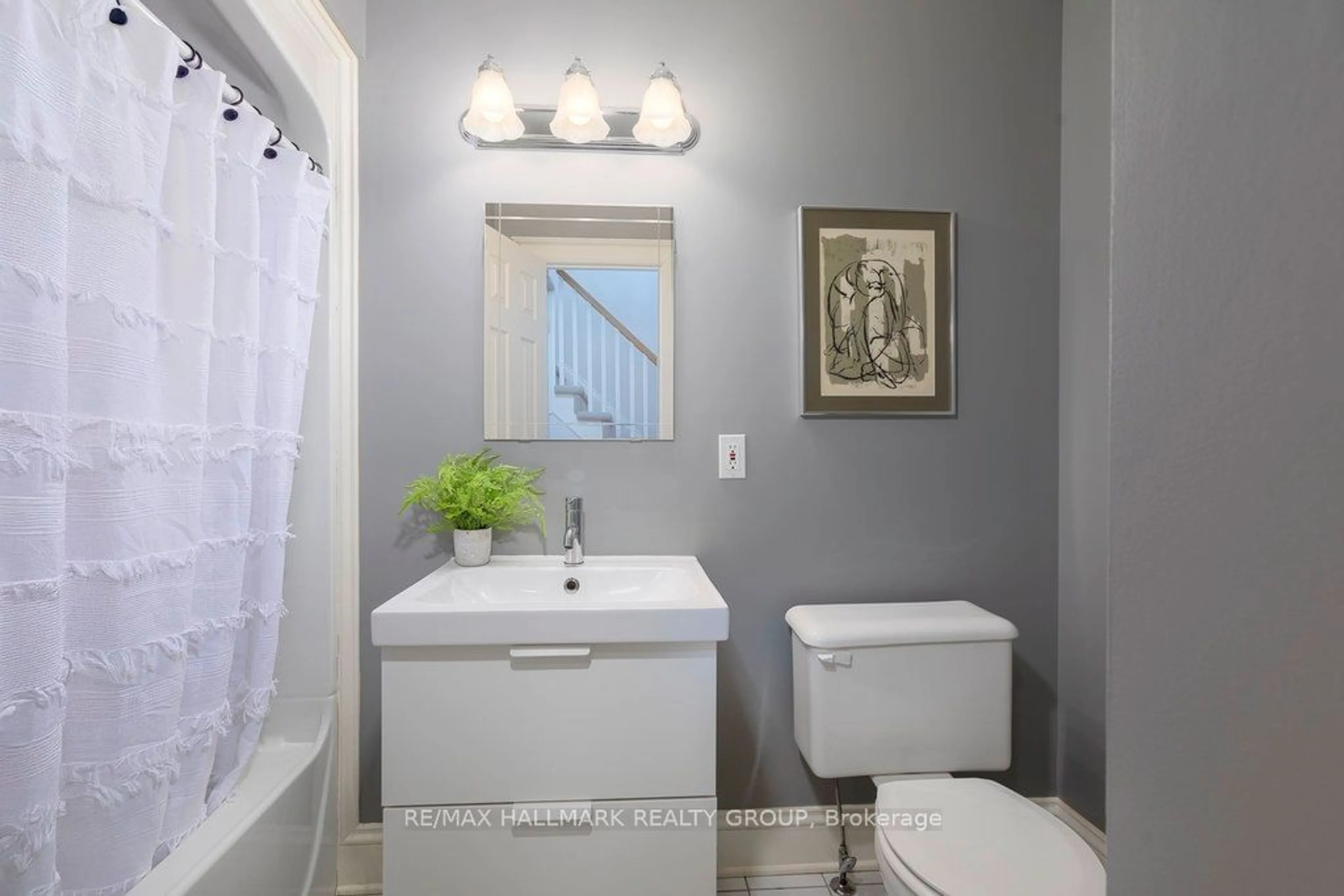 Standard bathroom, ceramic/tile floor for 207 First Ave, Glebe - Ottawa East and Area Ontario K1S 2G5