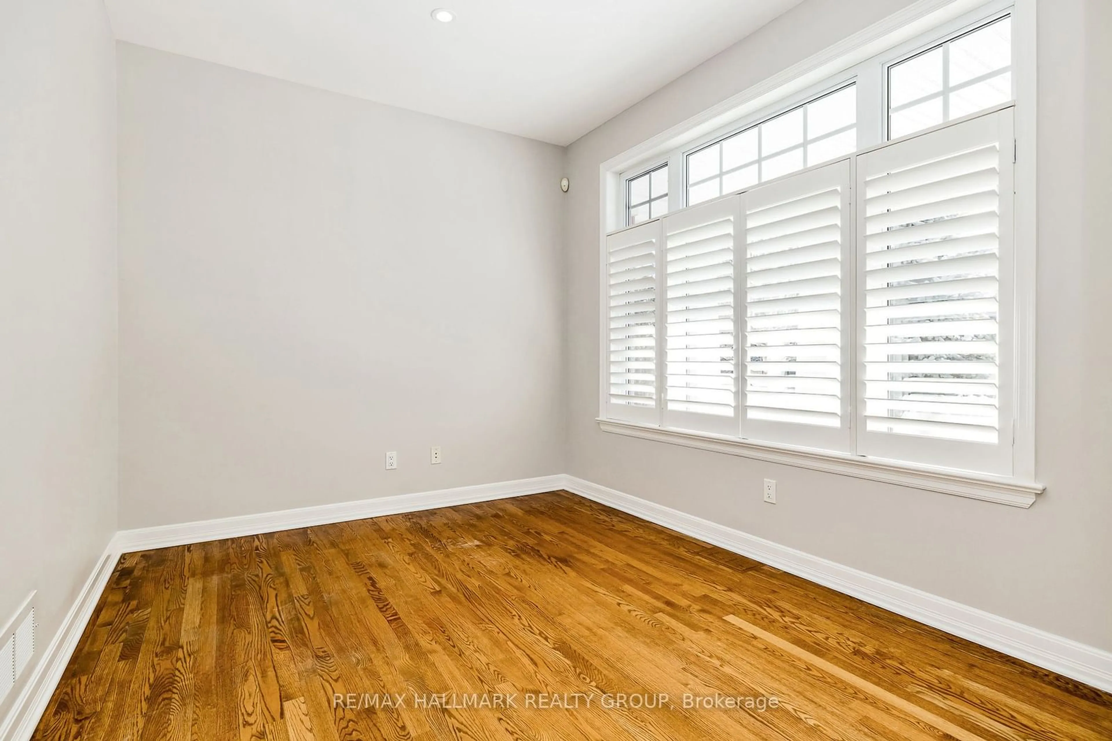 A pic of a room for 556 Erinwoods Circ, Barrhaven Ontario K2J 5M7