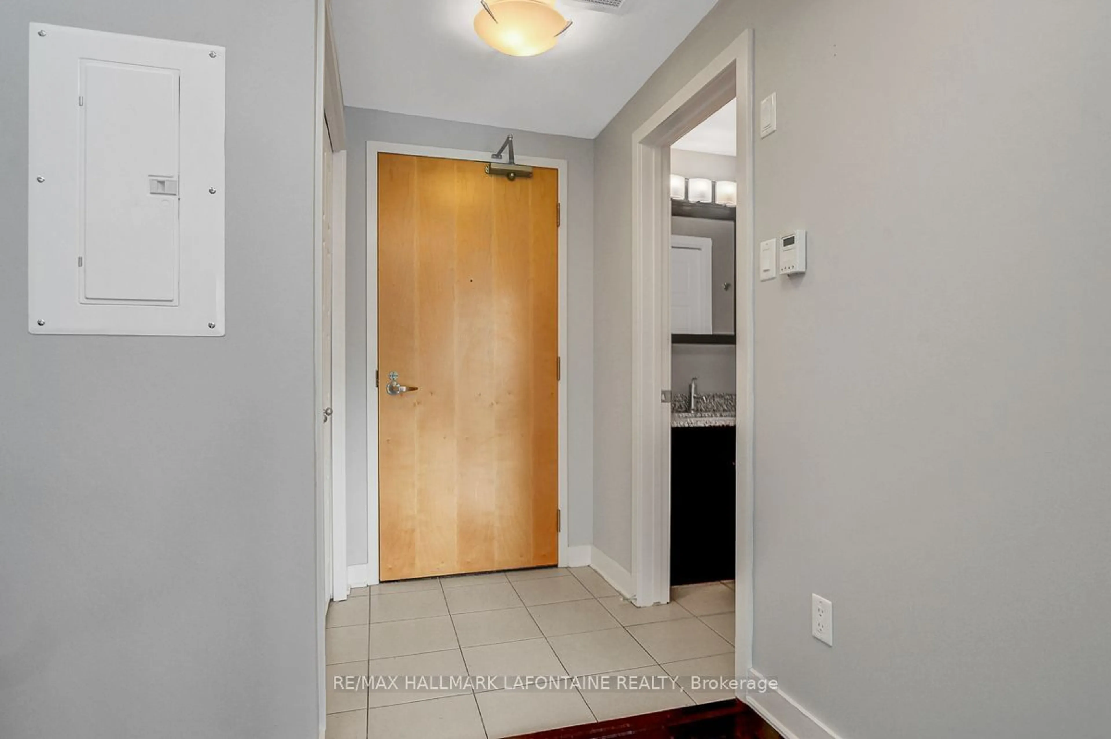 Indoor entryway for 300 A Lett St #208, West Centre Town Ontario K1R 0A8