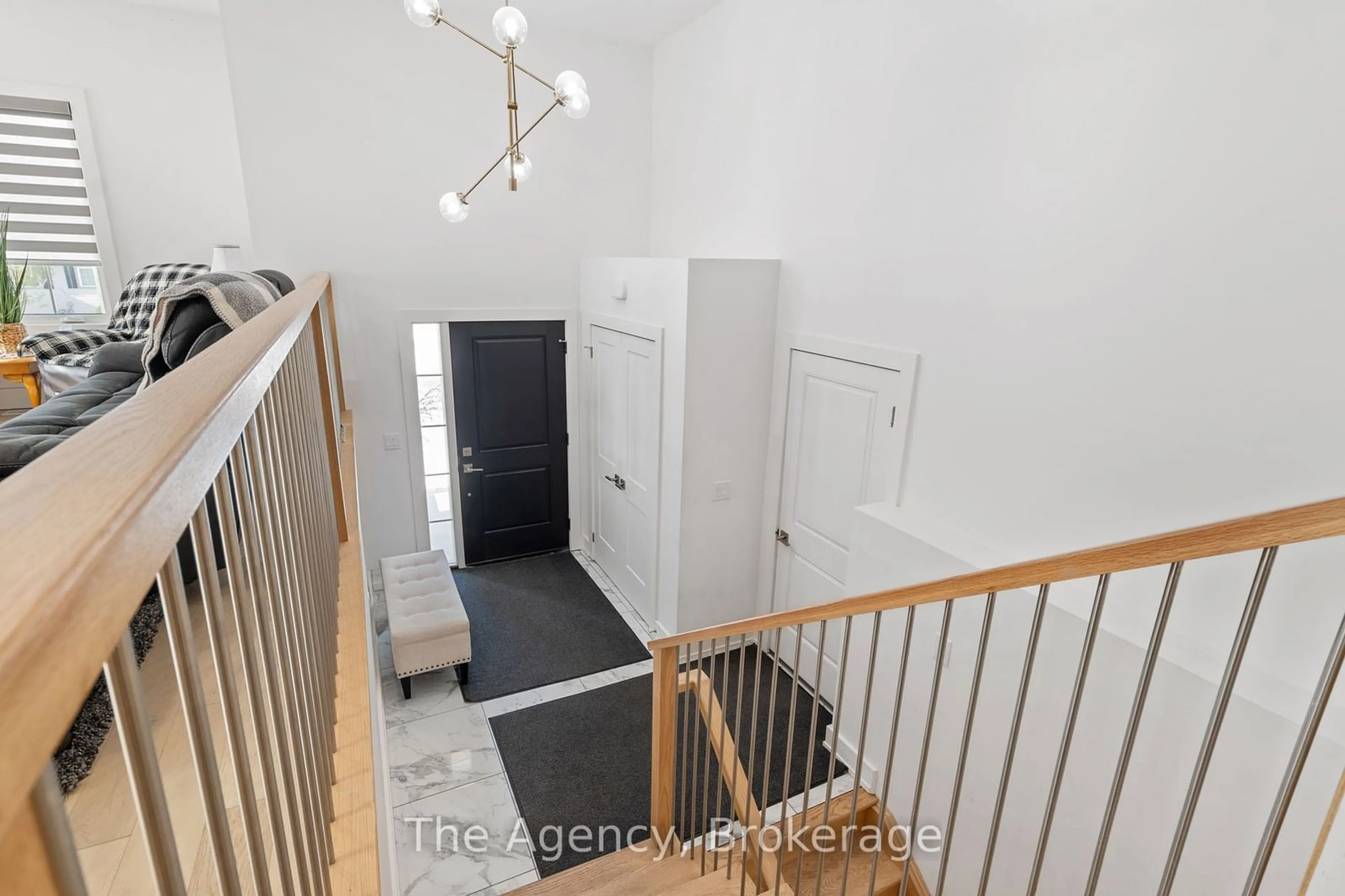 Indoor foyer for 324 Thornwood Ave, Fort Erie Ontario L0S 1N0