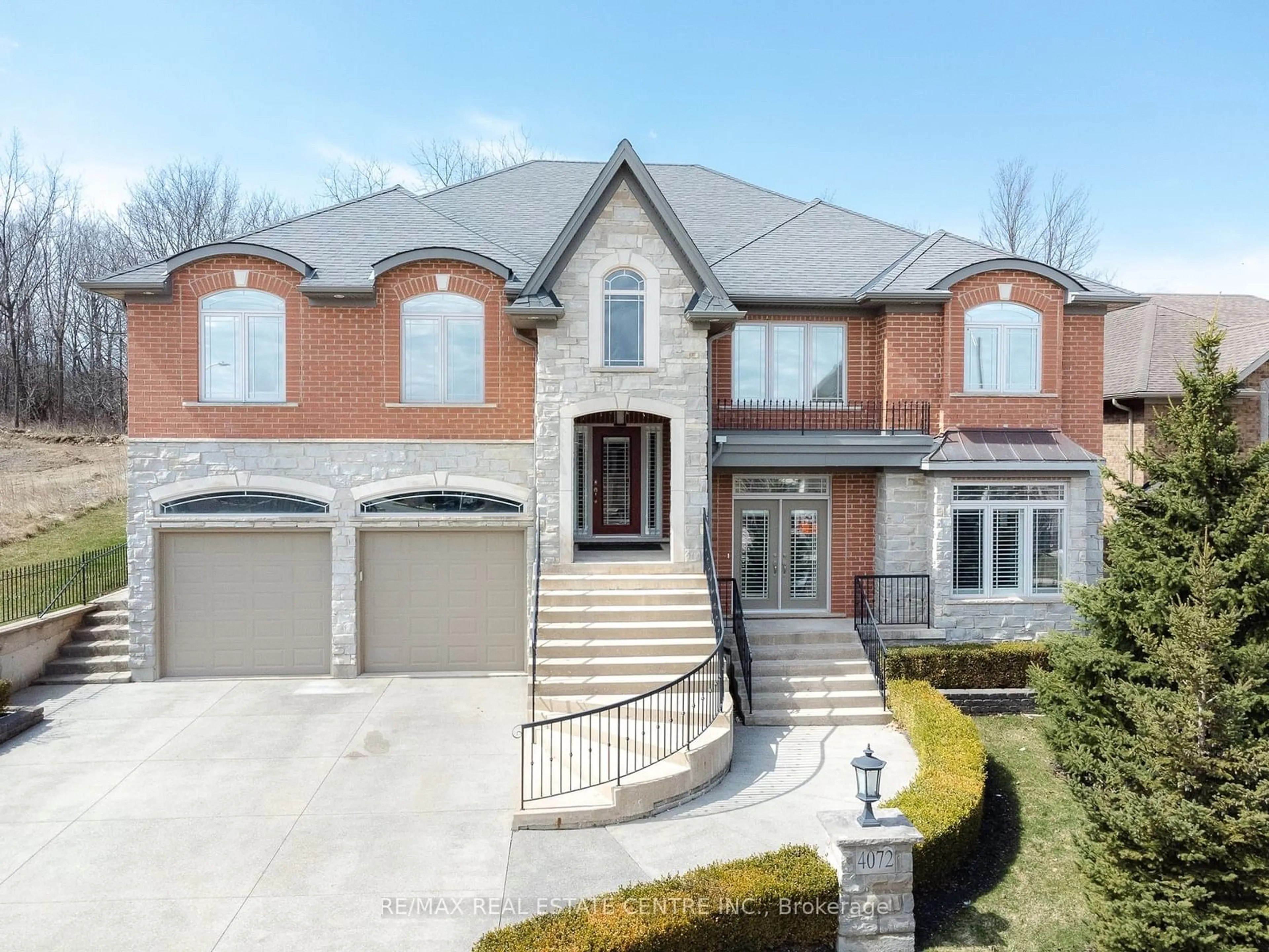 Home with brick exterior material, street for 4072 Highland Park Dr, Lincoln Ontario L0R 1B7