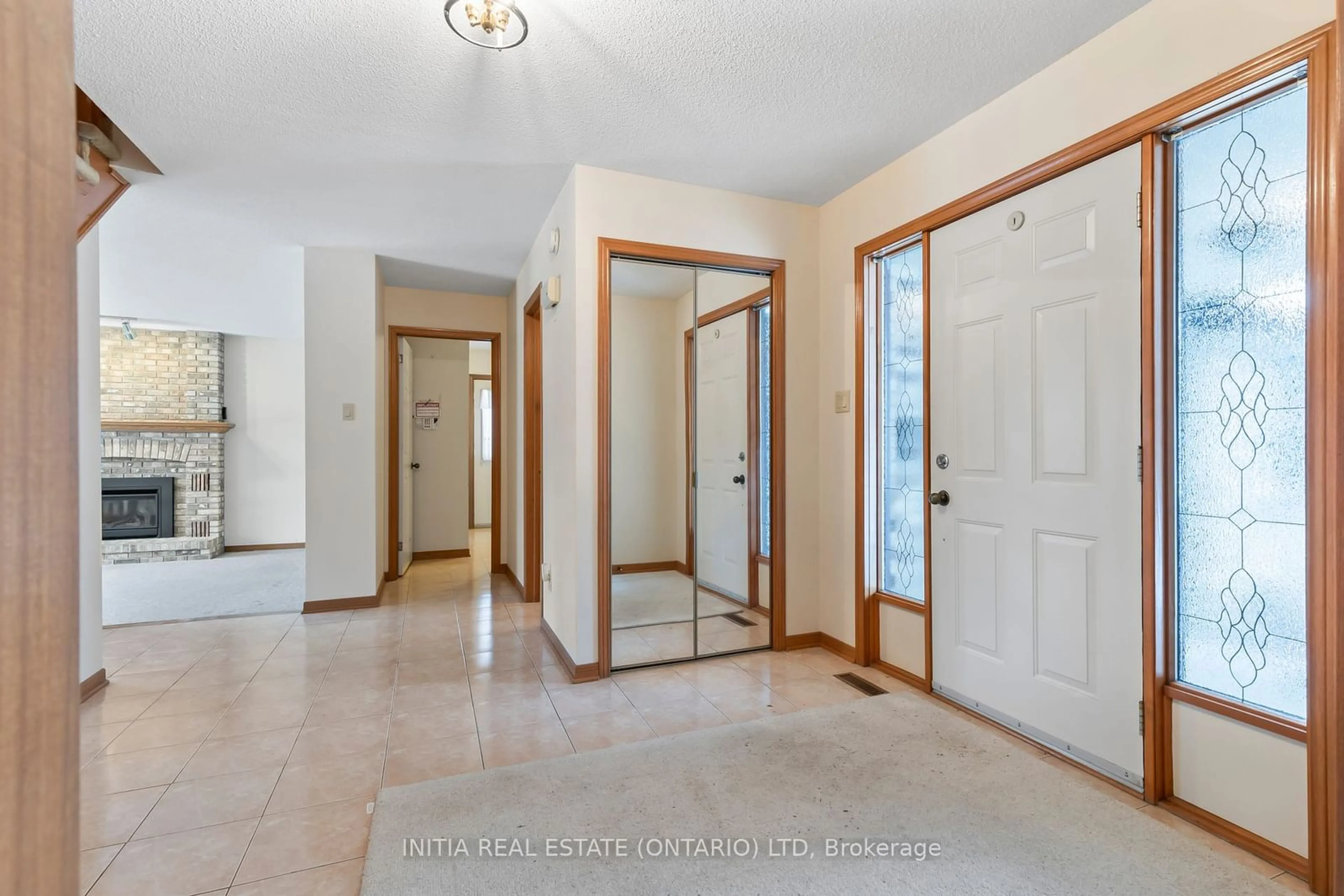 Indoor entryway for 104 Doon Dr, London Ontario N5X 3V1