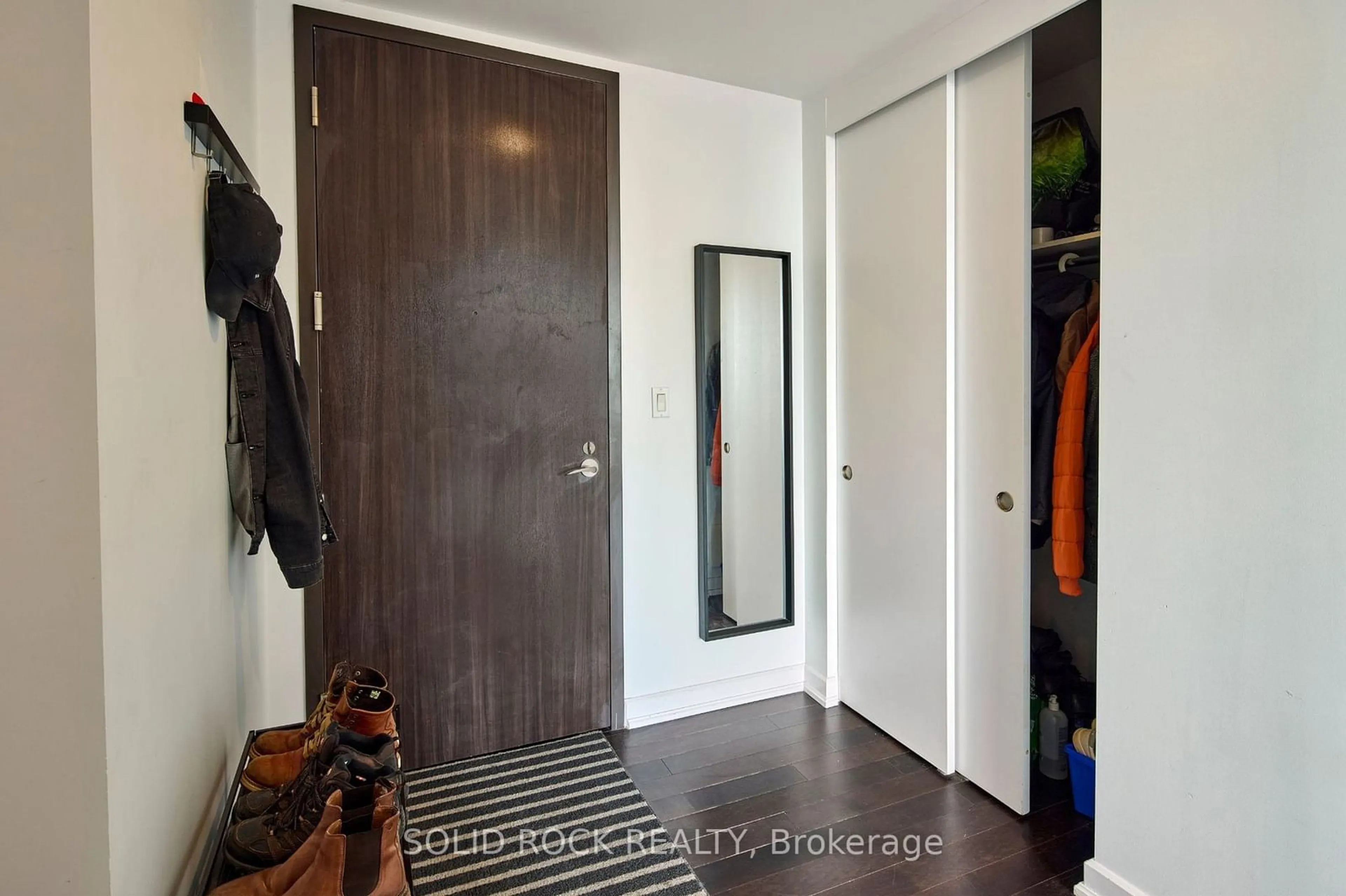 Indoor entryway for 300 Lisgar St #908, Ottawa Centre Ontario K2P 0E2