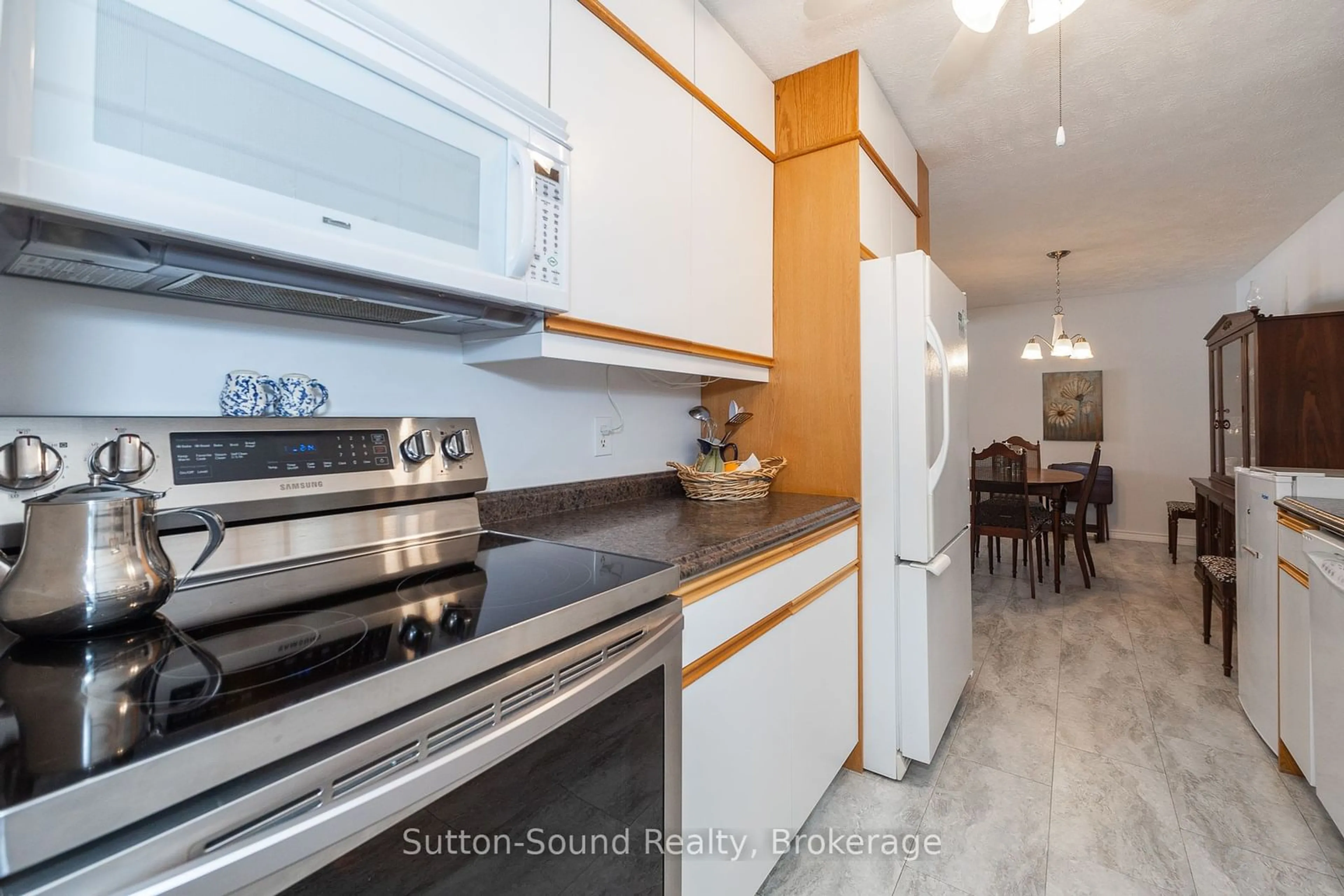 Standard kitchen, unknown for 1775 9th Ave #109, Owen Sound Ontario N4K 6T3