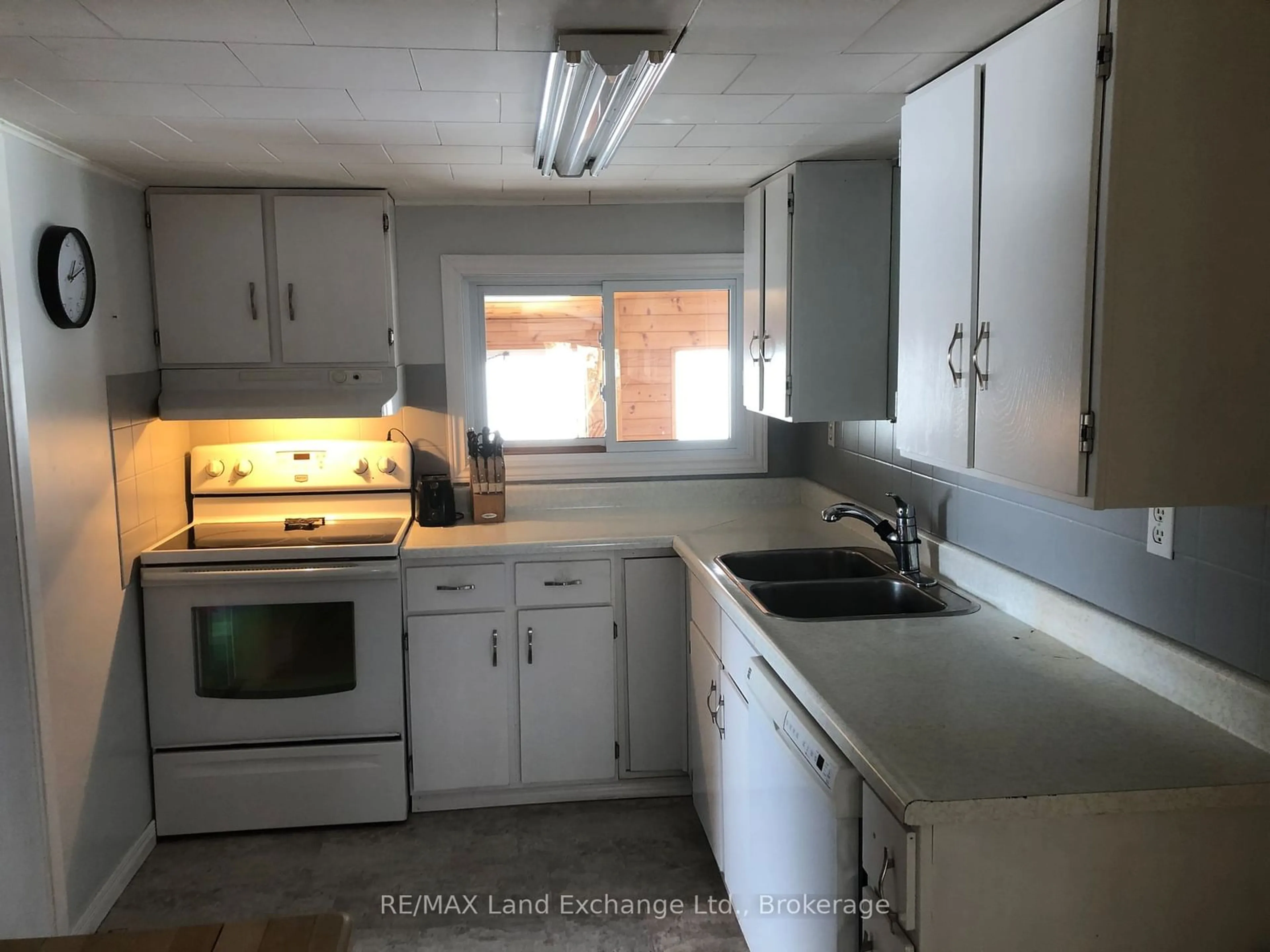 Standard kitchen, unknown for 188 Broadway St, Kincardine Ontario N2Z 2X9