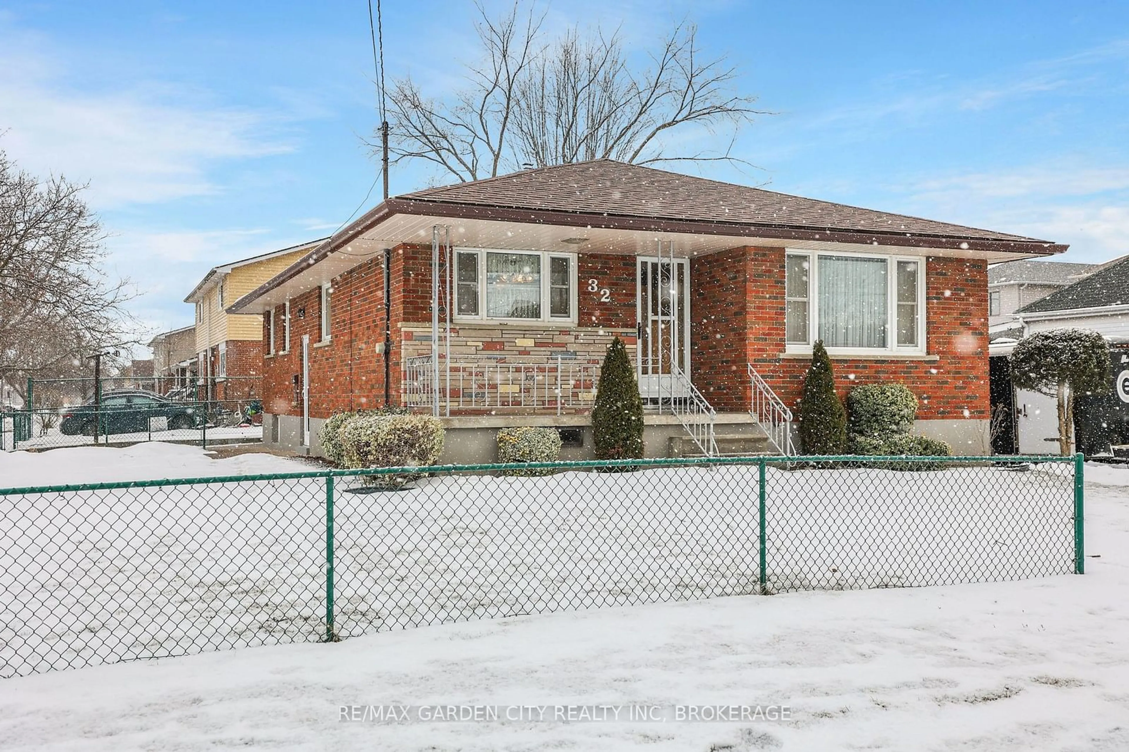 Home with brick exterior material, street for 32 Sauer Ave, Welland Ontario L3B 5H4