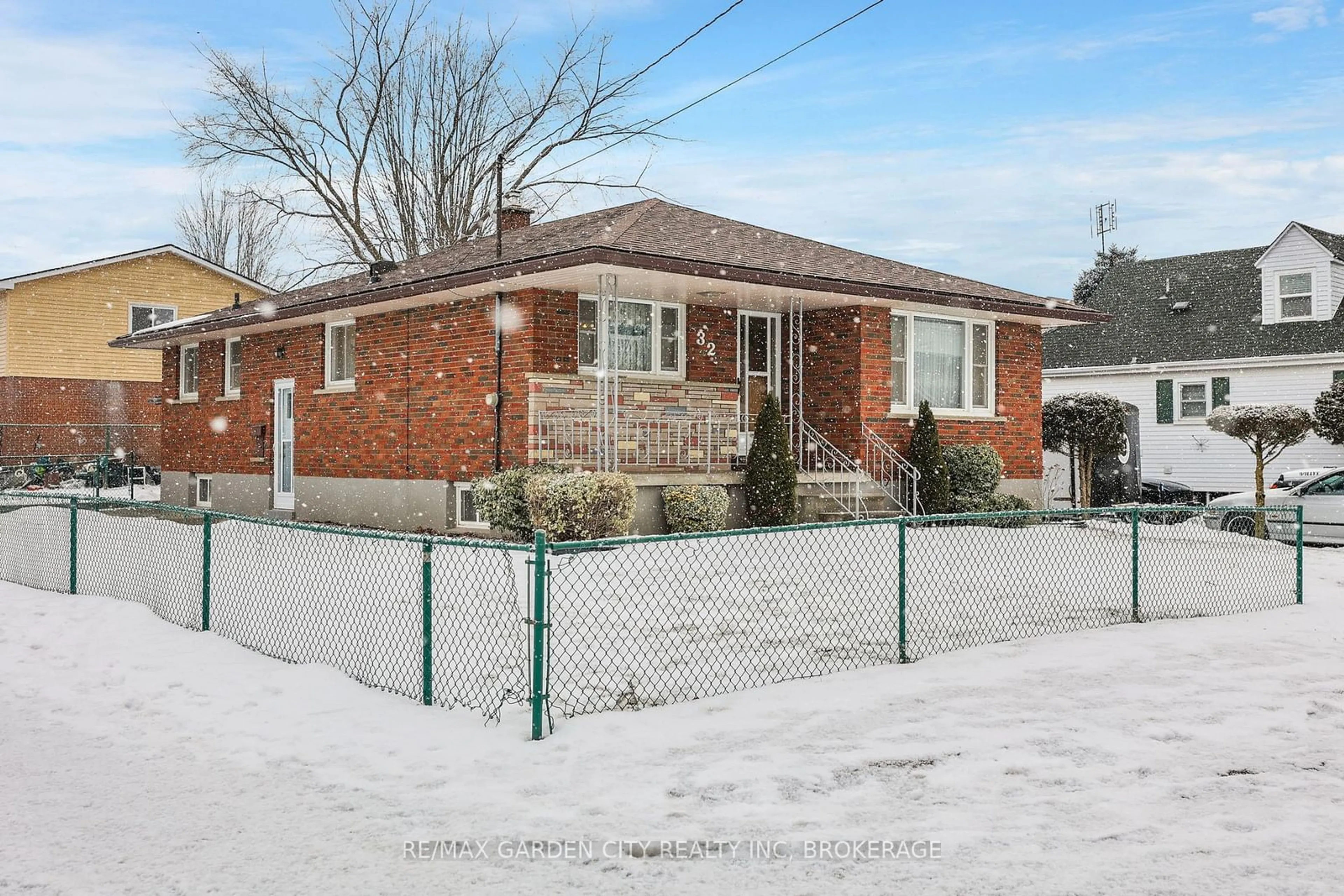 Home with brick exterior material, street for 32 Sauer Ave, Welland Ontario L3B 5H4