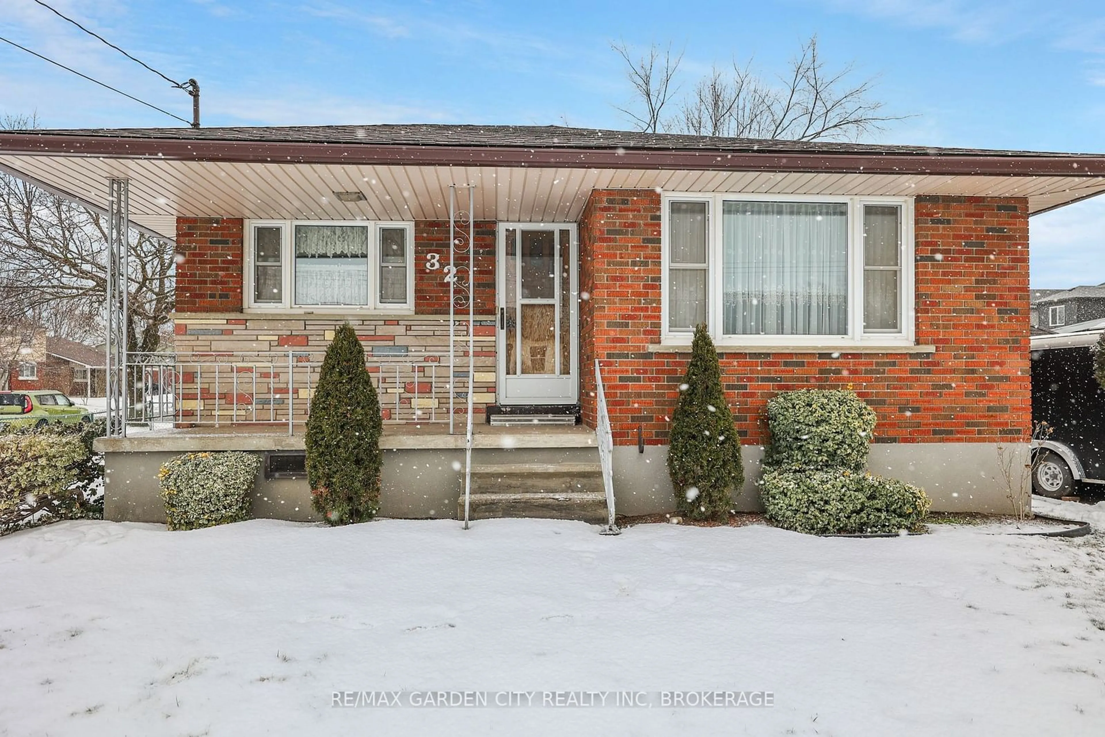 Home with brick exterior material, street for 32 Sauer Ave, Welland Ontario L3B 5H4