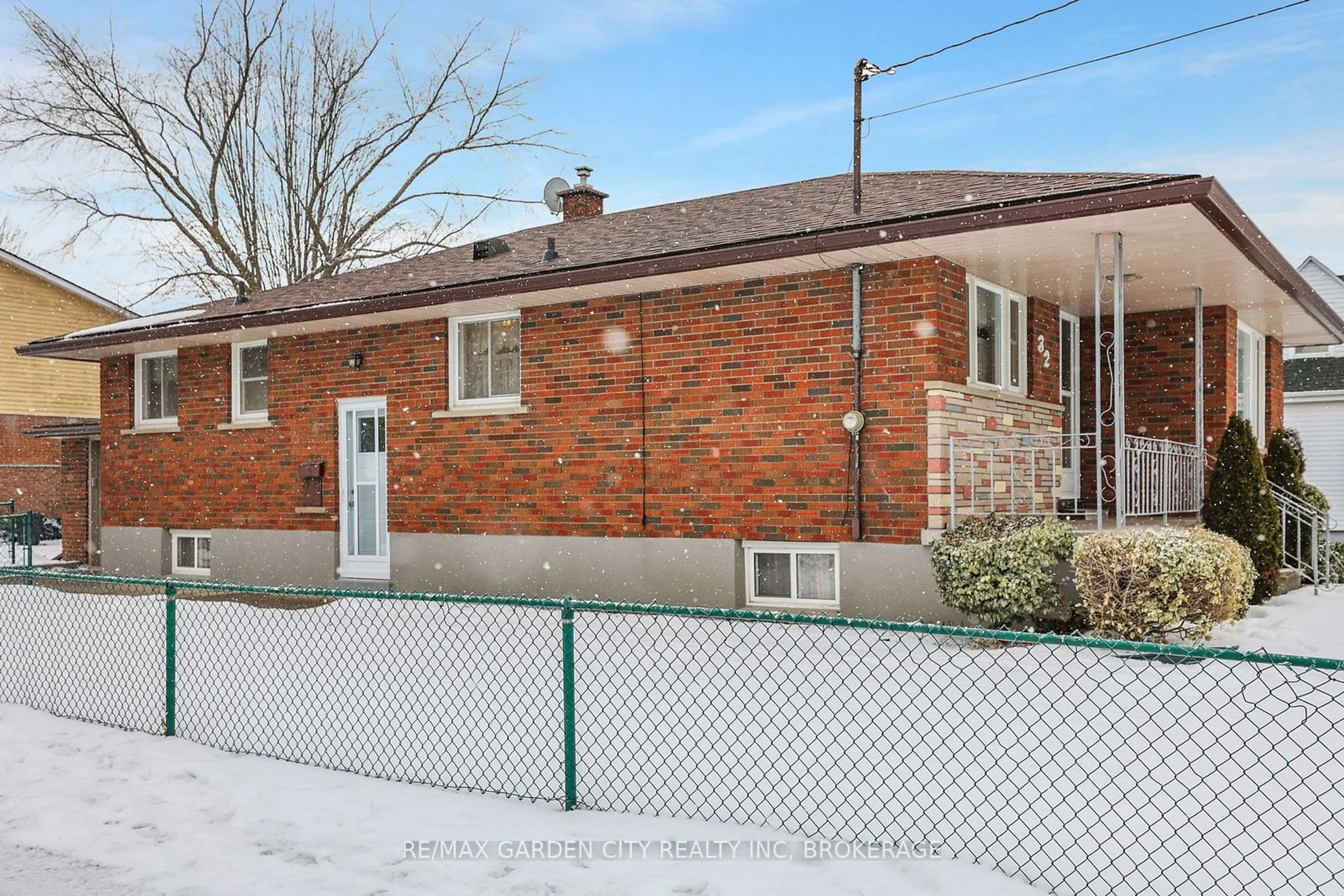 Home with brick exterior material, street for 32 Sauer Ave, Welland Ontario L3B 5H4