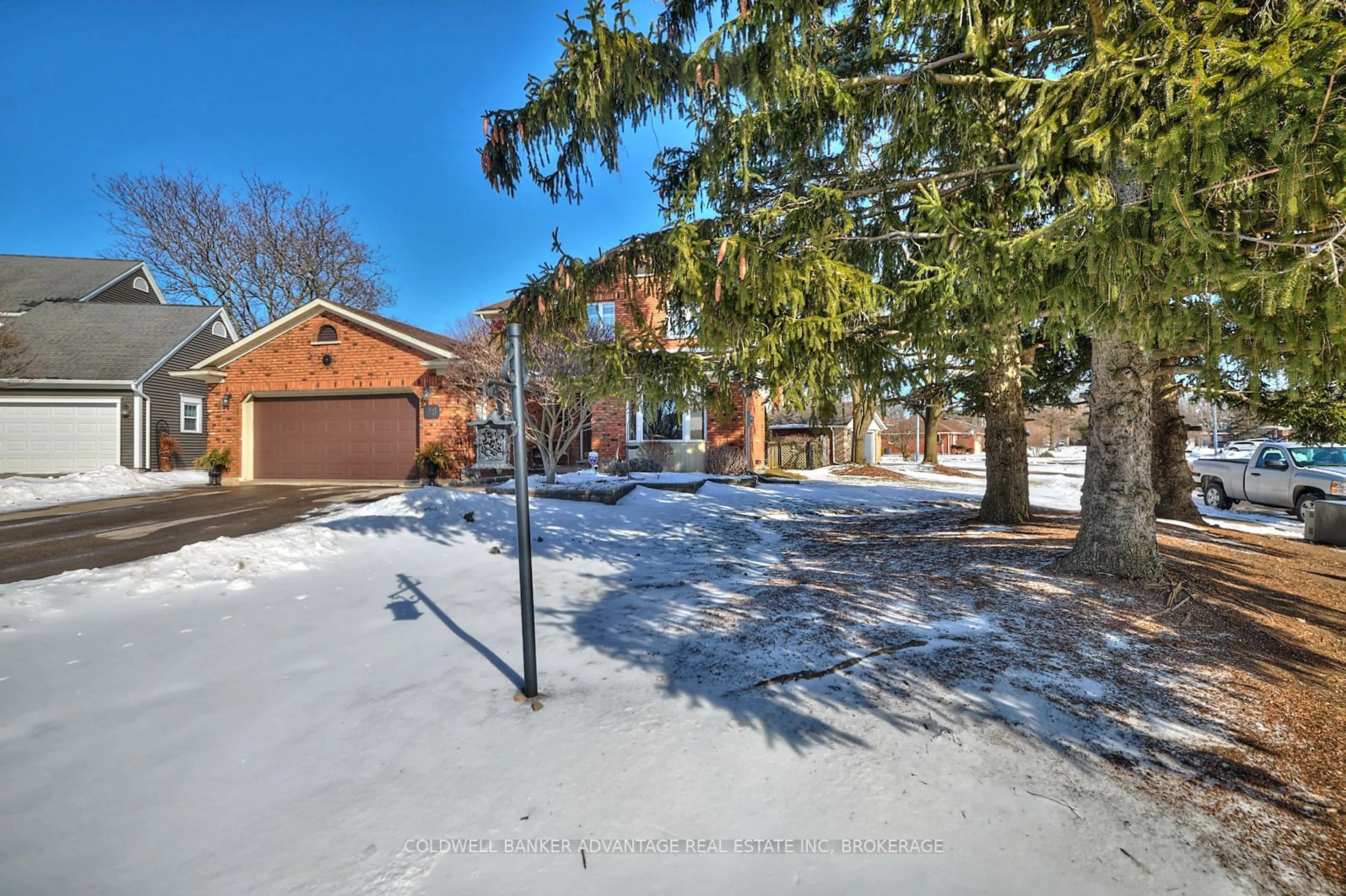 A pic from outside/outdoor area/front of a property/back of a property/a pic from drone, street for 28 Dixon Cres, Welland Ontario L3C 6P4