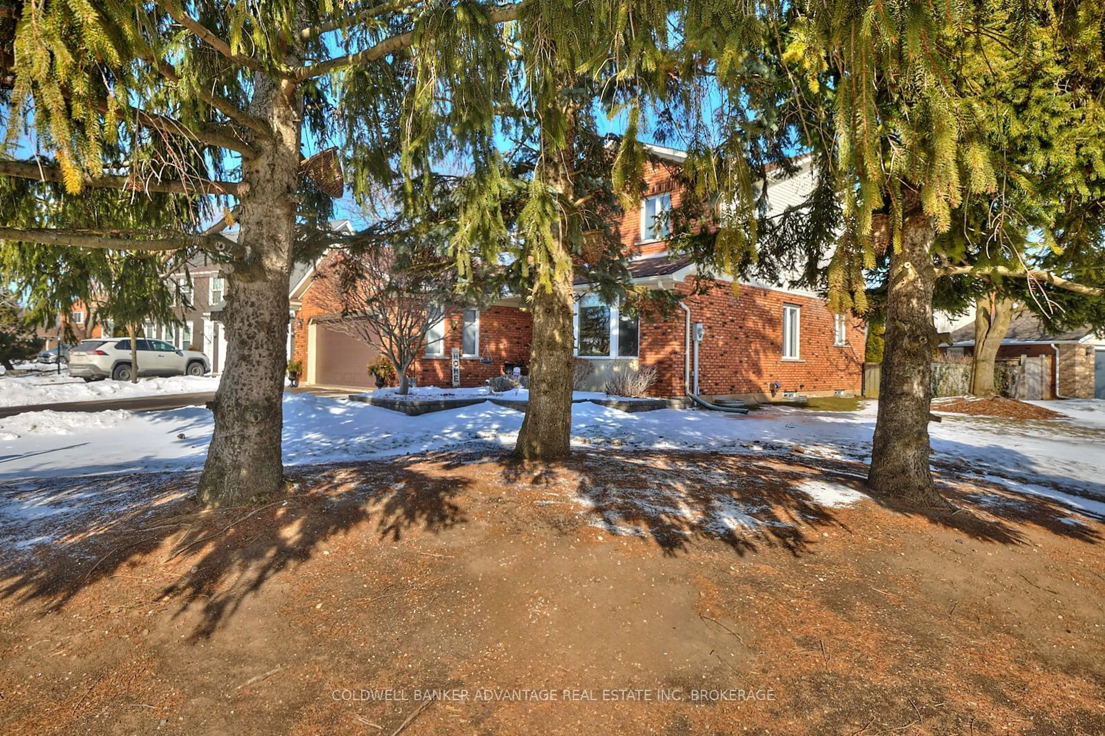 A pic from outside/outdoor area/front of a property/back of a property/a pic from drone, street for 28 Dixon Cres, Welland Ontario L3C 6P4