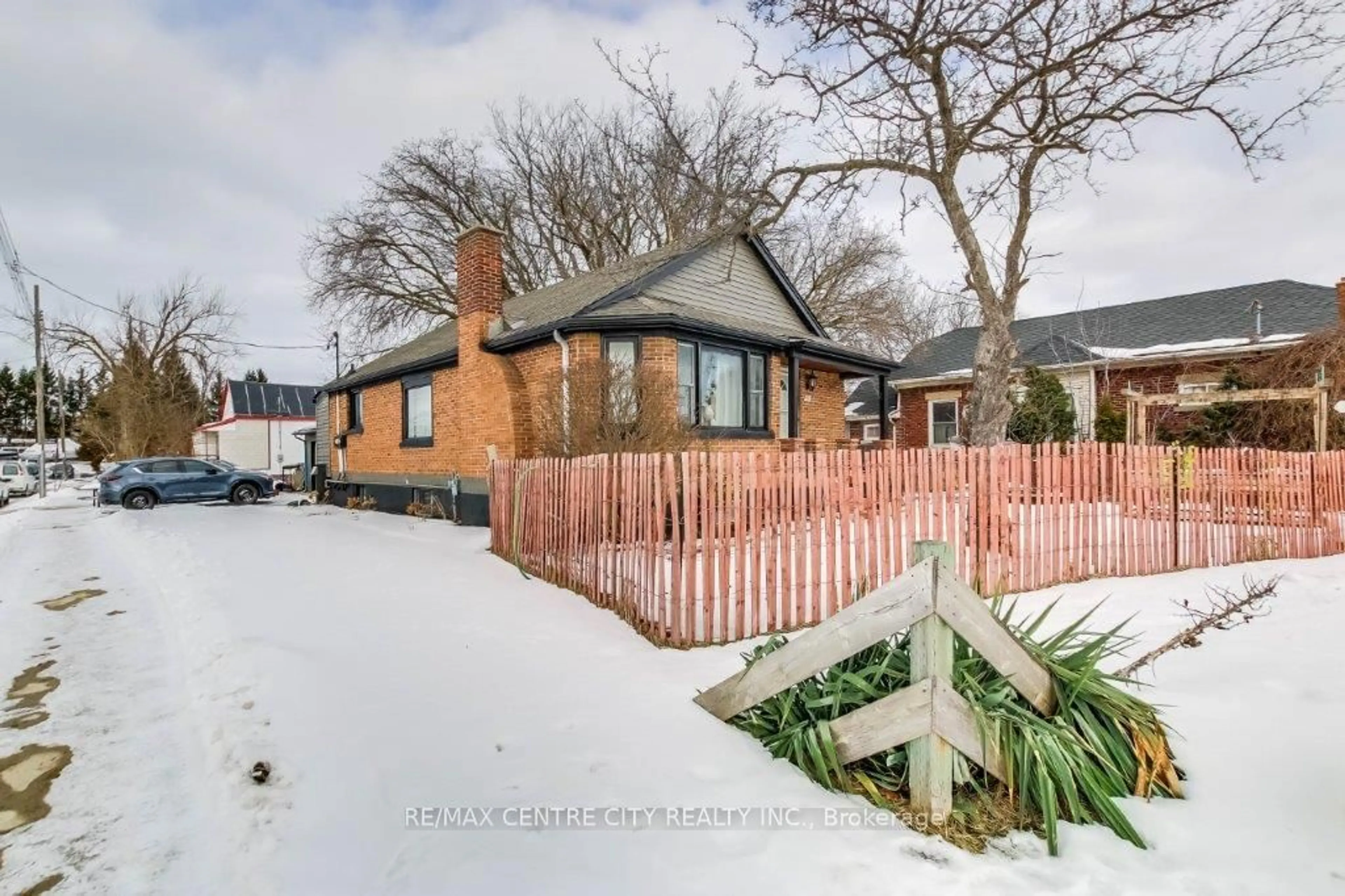 A pic from outside/outdoor area/front of a property/back of a property/a pic from drone, street for 1092 Brydges St, London Ontario N5W 2B6