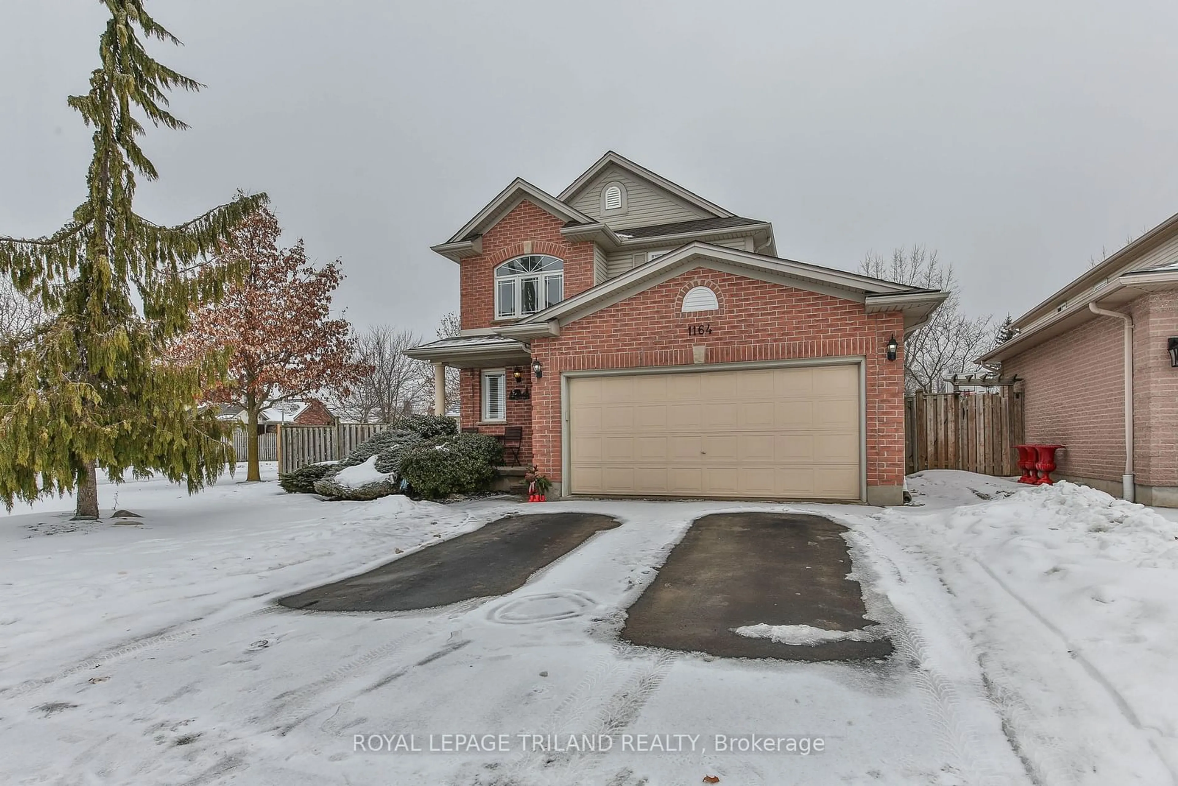 A pic from outside/outdoor area/front of a property/back of a property/a pic from drone, street for 1164 Darnley Blvd, London Ontario N6M 1J4