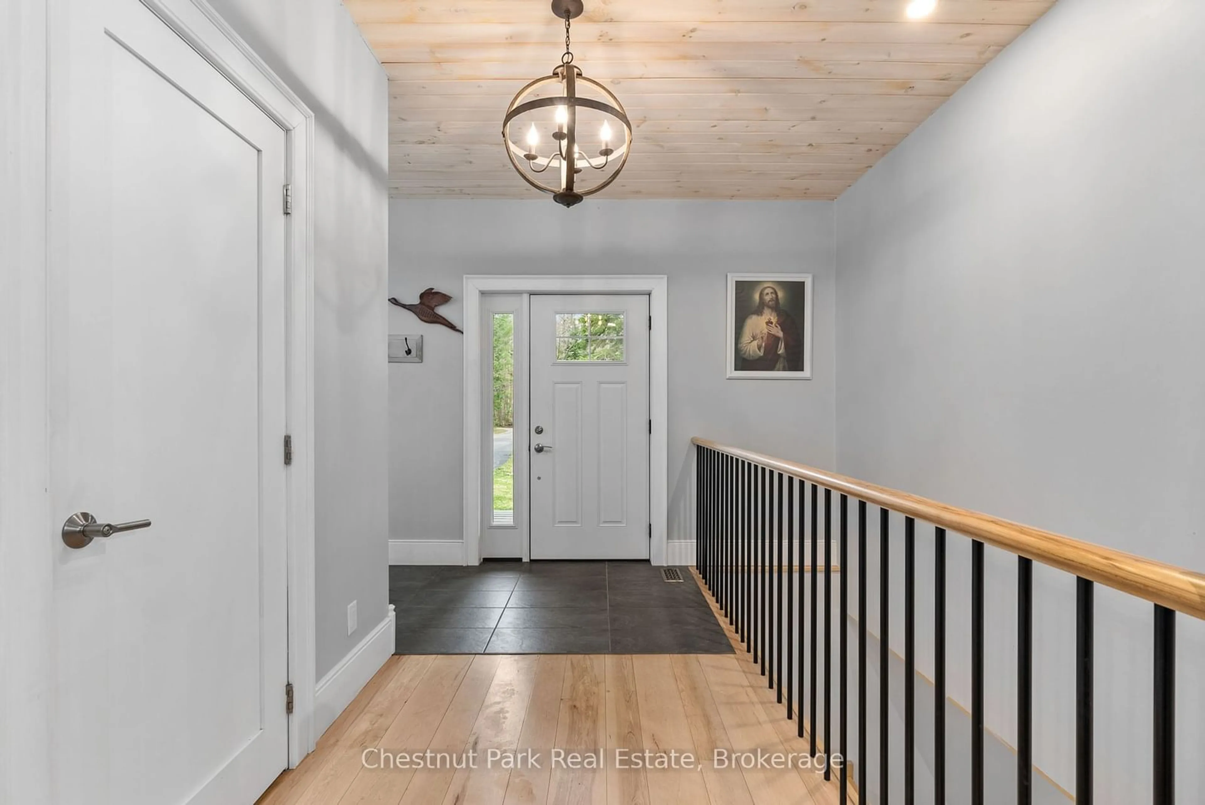 Indoor entryway for 86 BOWYER Rd, Huntsville Ontario P1H 2J4