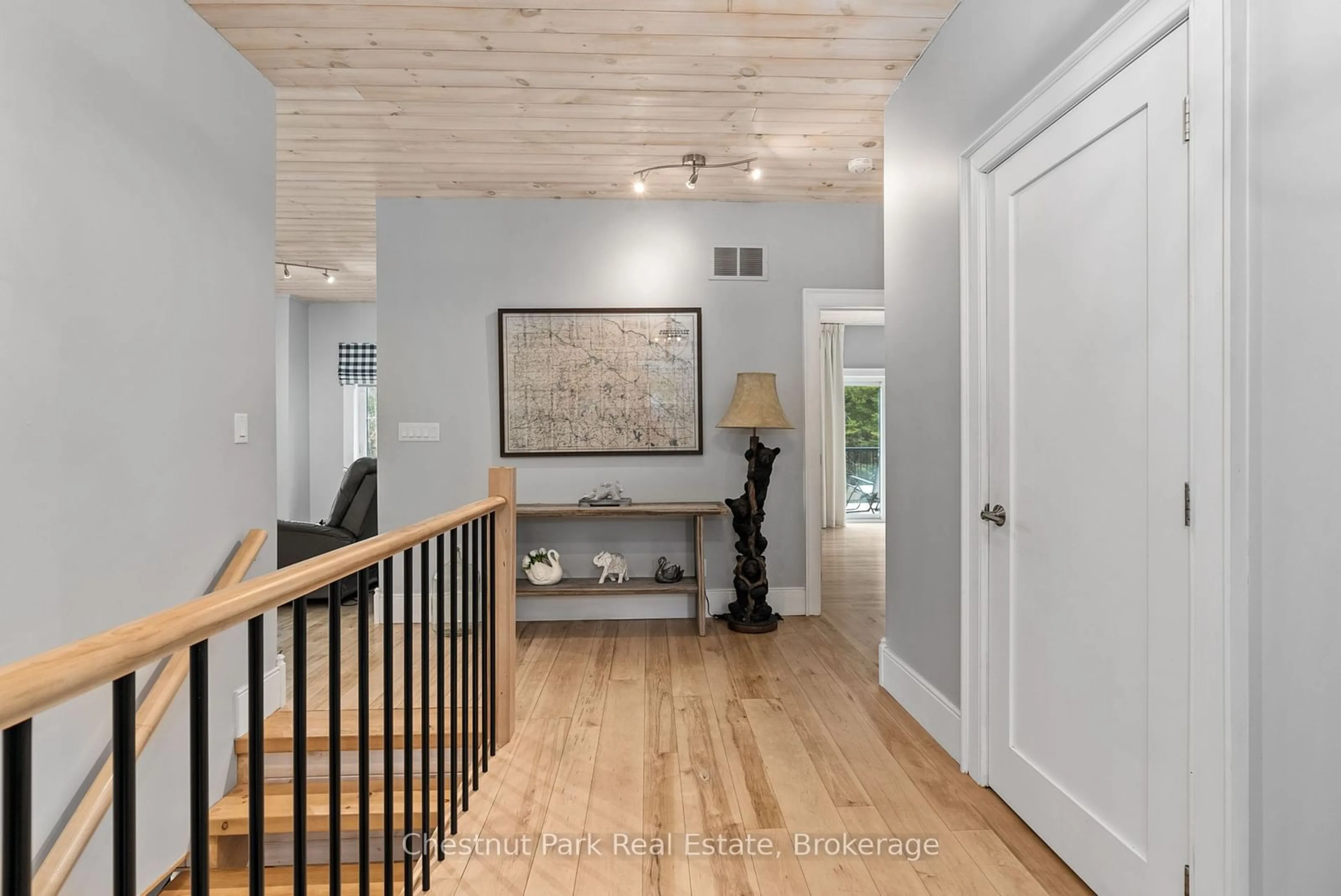 Indoor entryway for 86 BOWYER Rd, Huntsville Ontario P1H 2J4