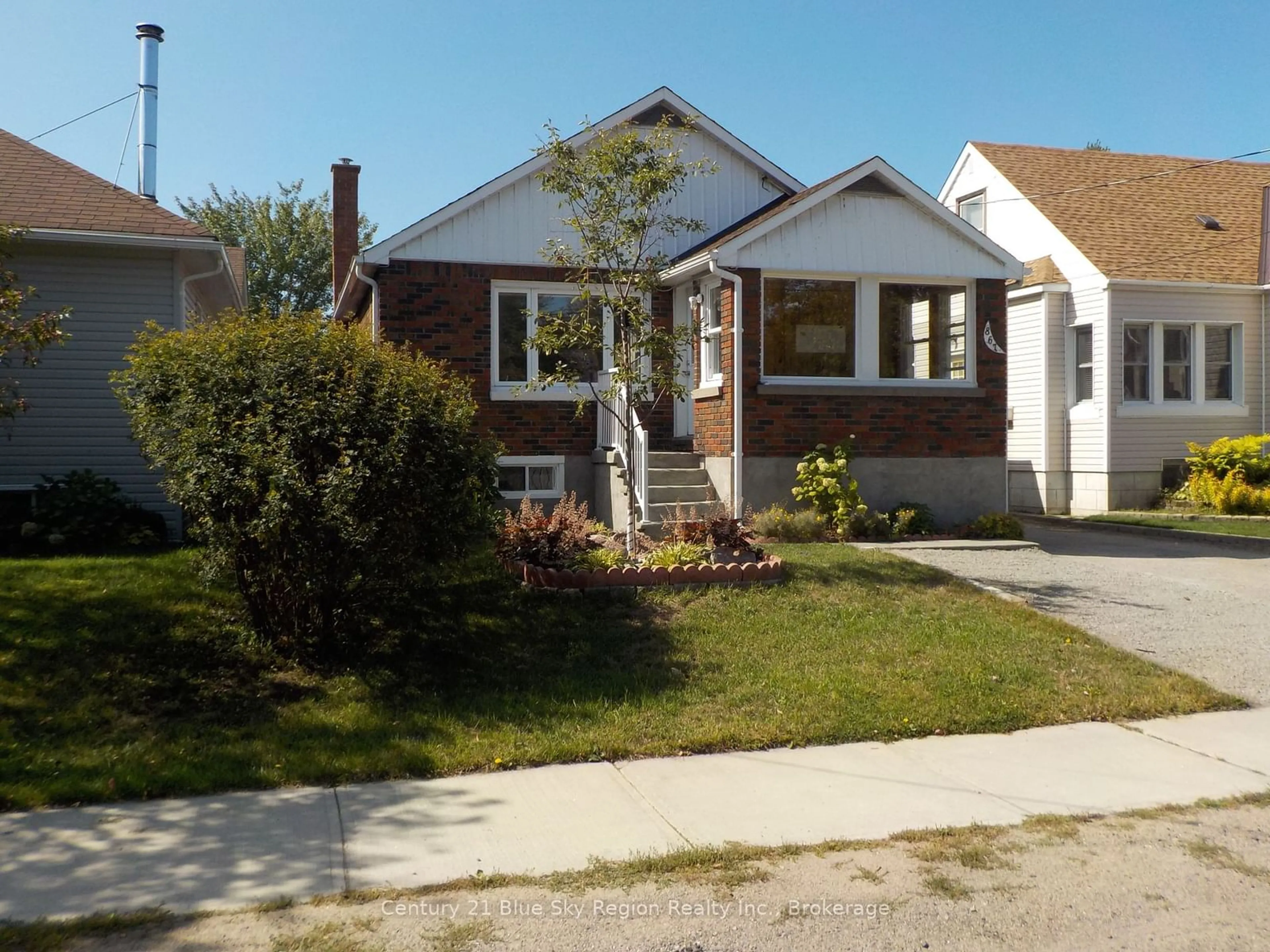 Home with vinyl exterior material, street for 867 Amelia St, North Bay Ontario P1A 1W4