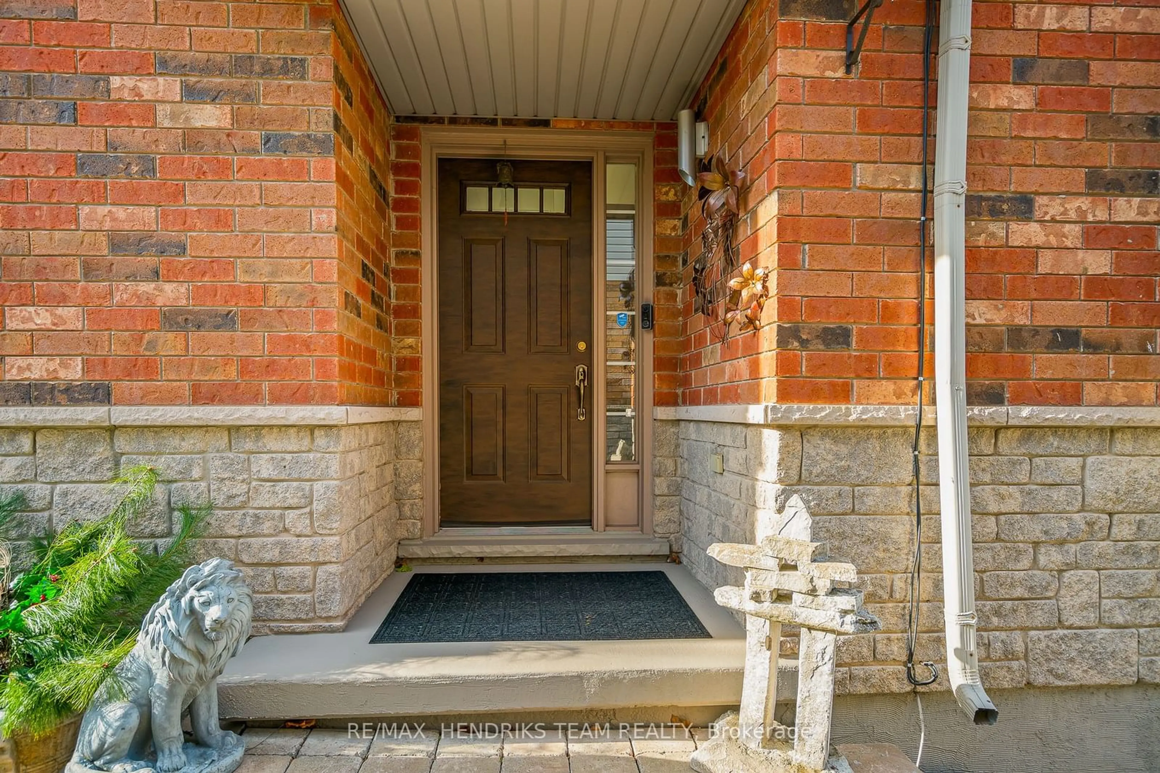 Indoor entryway for 28 Elderberry Ave, Grimsby Ontario L3M 5R5