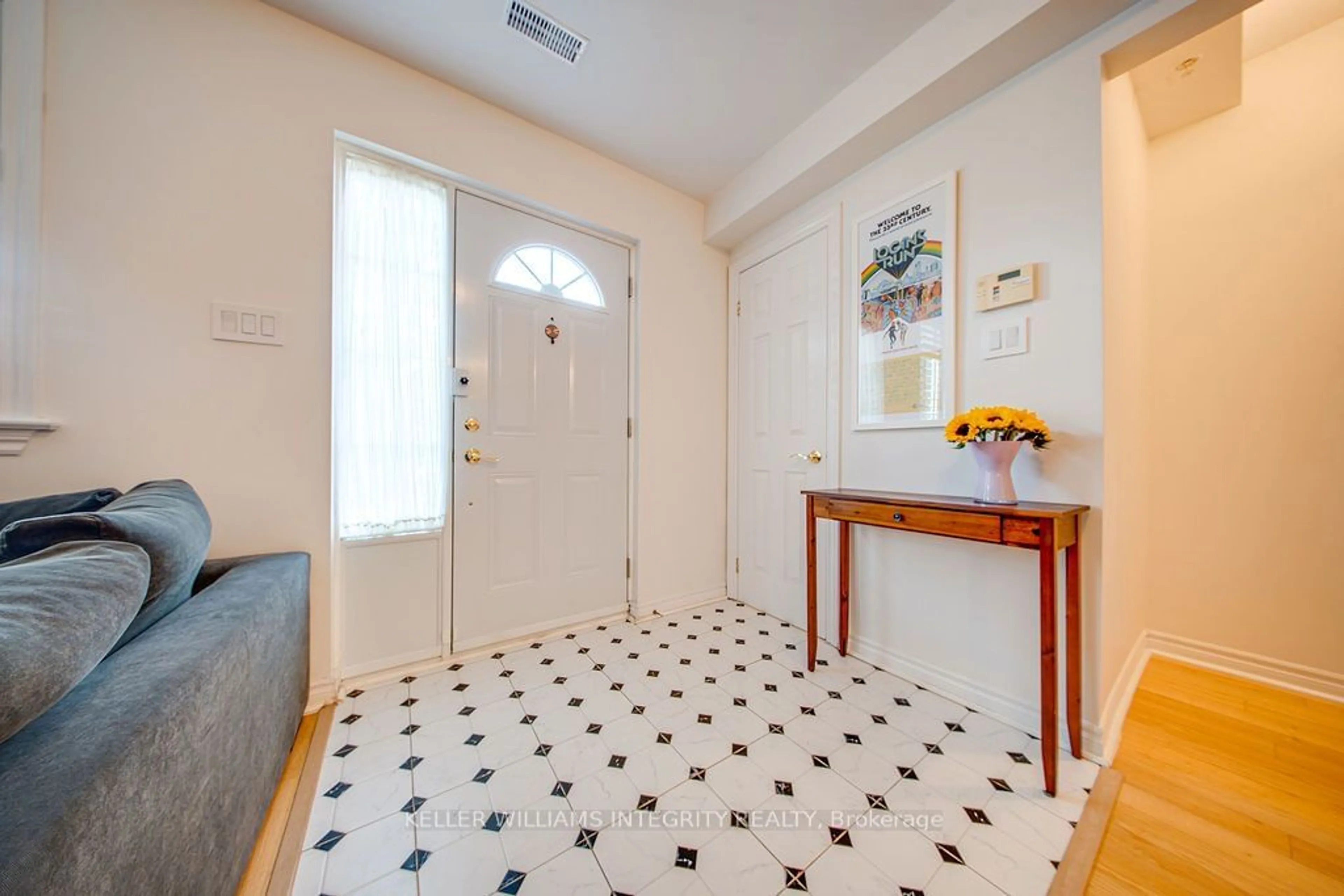 Indoor entryway for 253 Cumberland St, Lower Town - Sandy Hill Ontario K1N 8W6