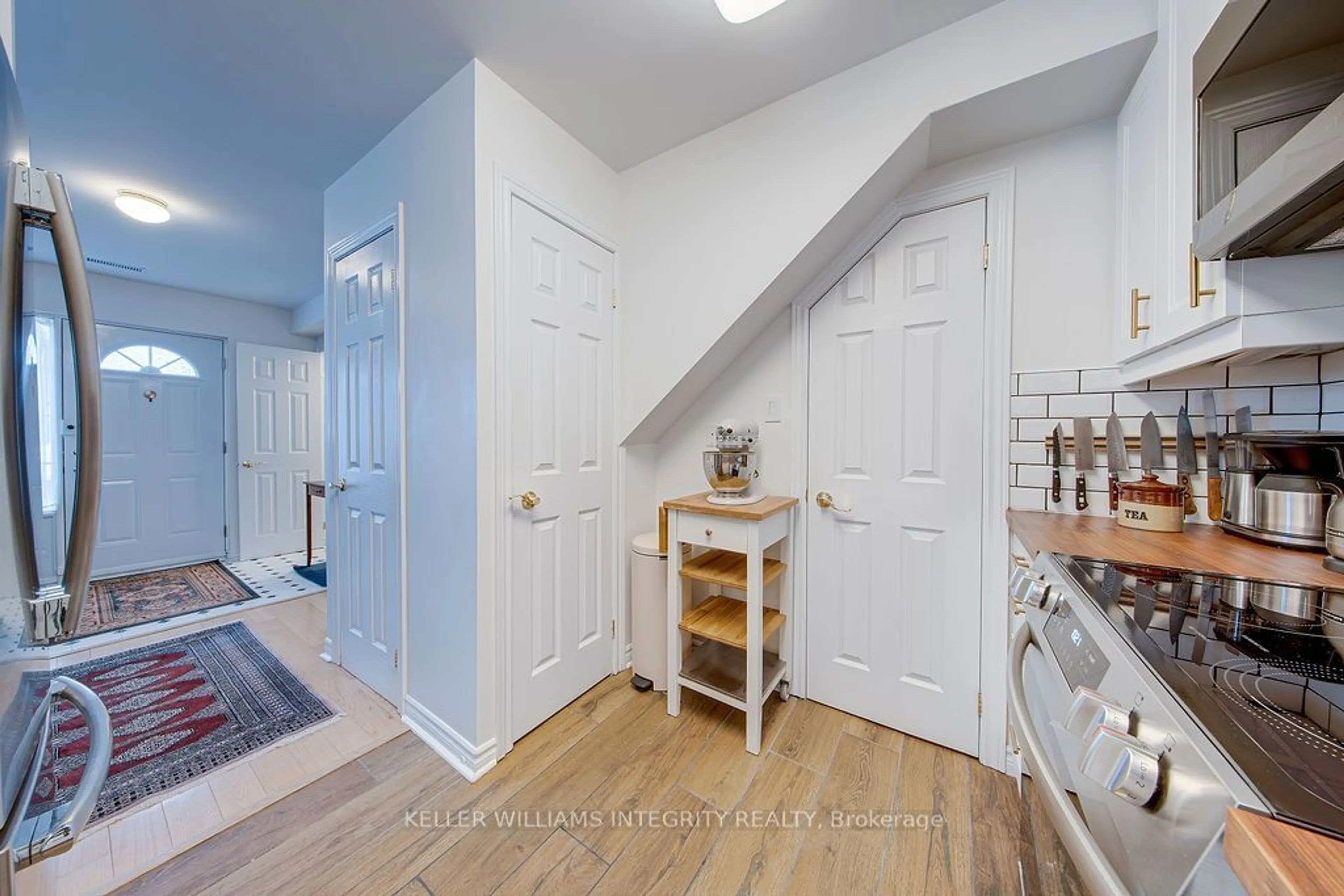 Indoor entryway for 253 Cumberland St, Lower Town - Sandy Hill Ontario K1N 8W6