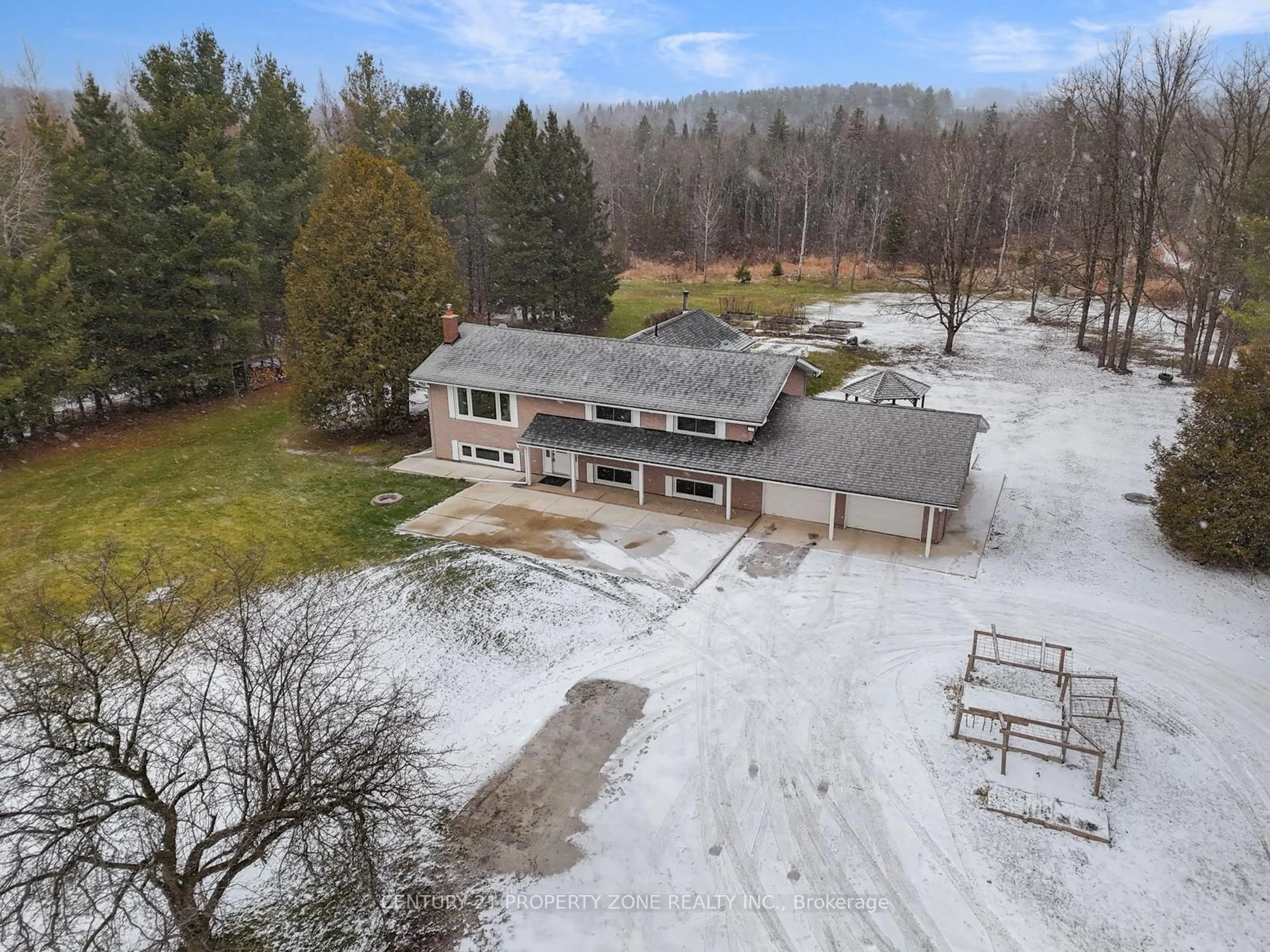 A pic from outside/outdoor area/front of a property/back of a property/a pic from drone, building for 5639 First Line, Erin Ontario L0N 1N0