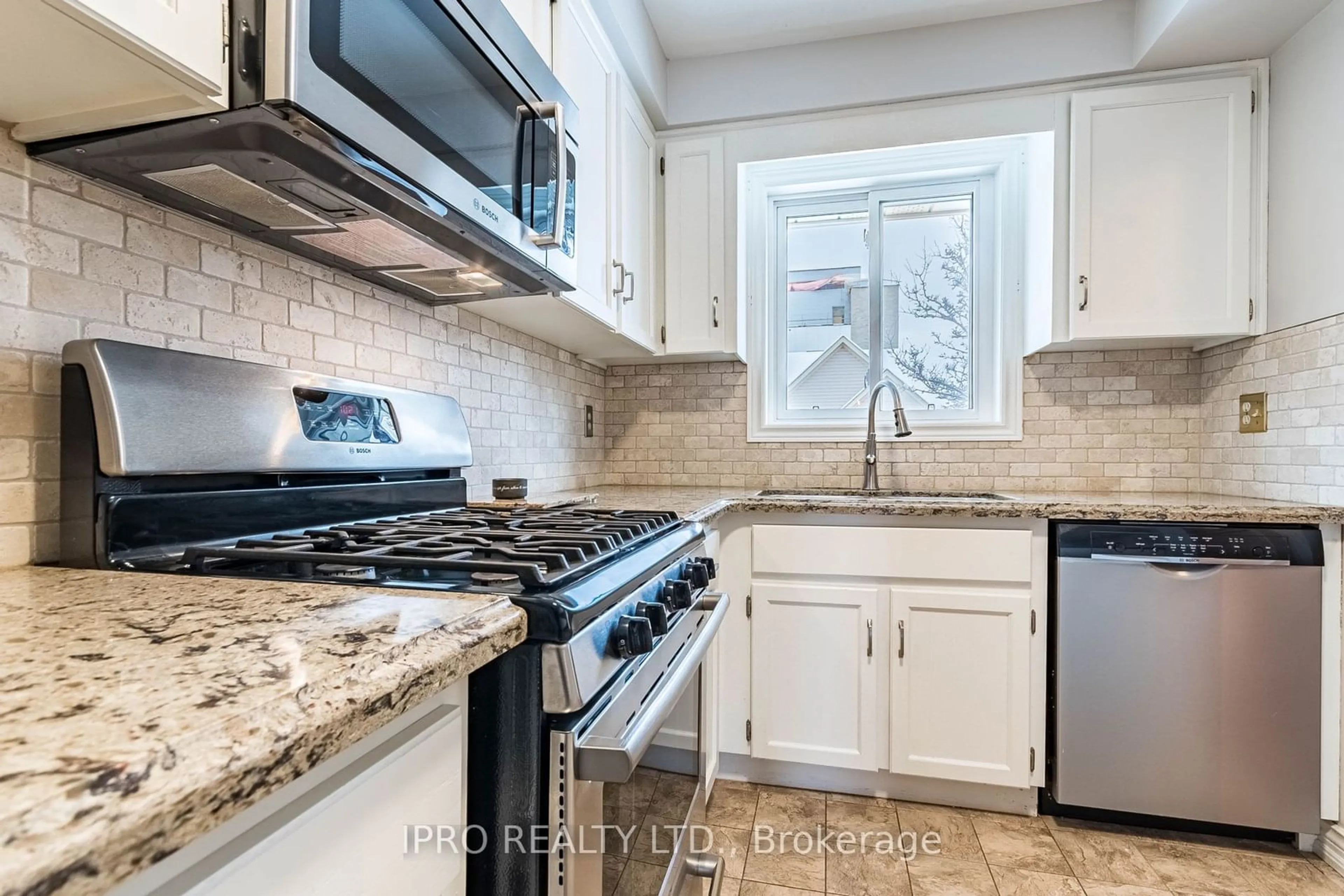 Open concept kitchen, ceramic/tile floor for 165 Main St #7, Grimsby Ontario L3M 1P2