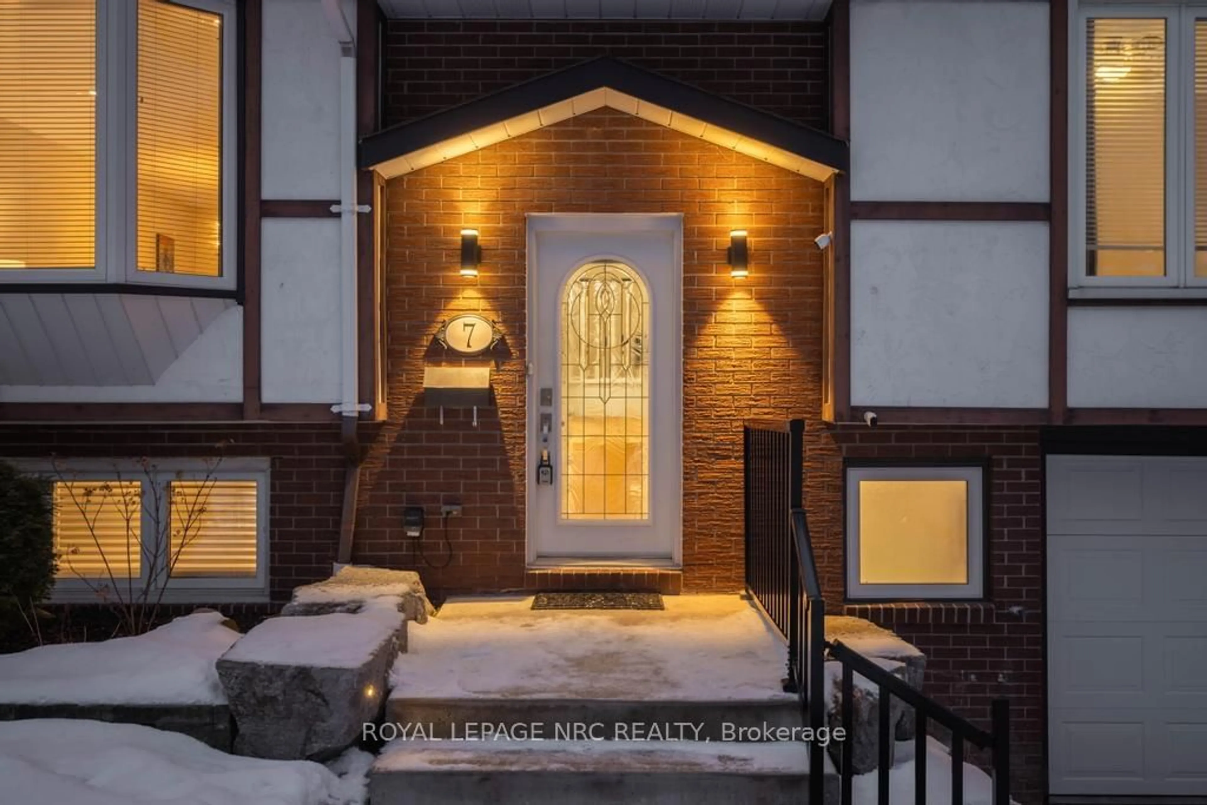 Indoor entryway for 7 Lakebreeze Cres, St. Catharines Ontario L2M 7C3