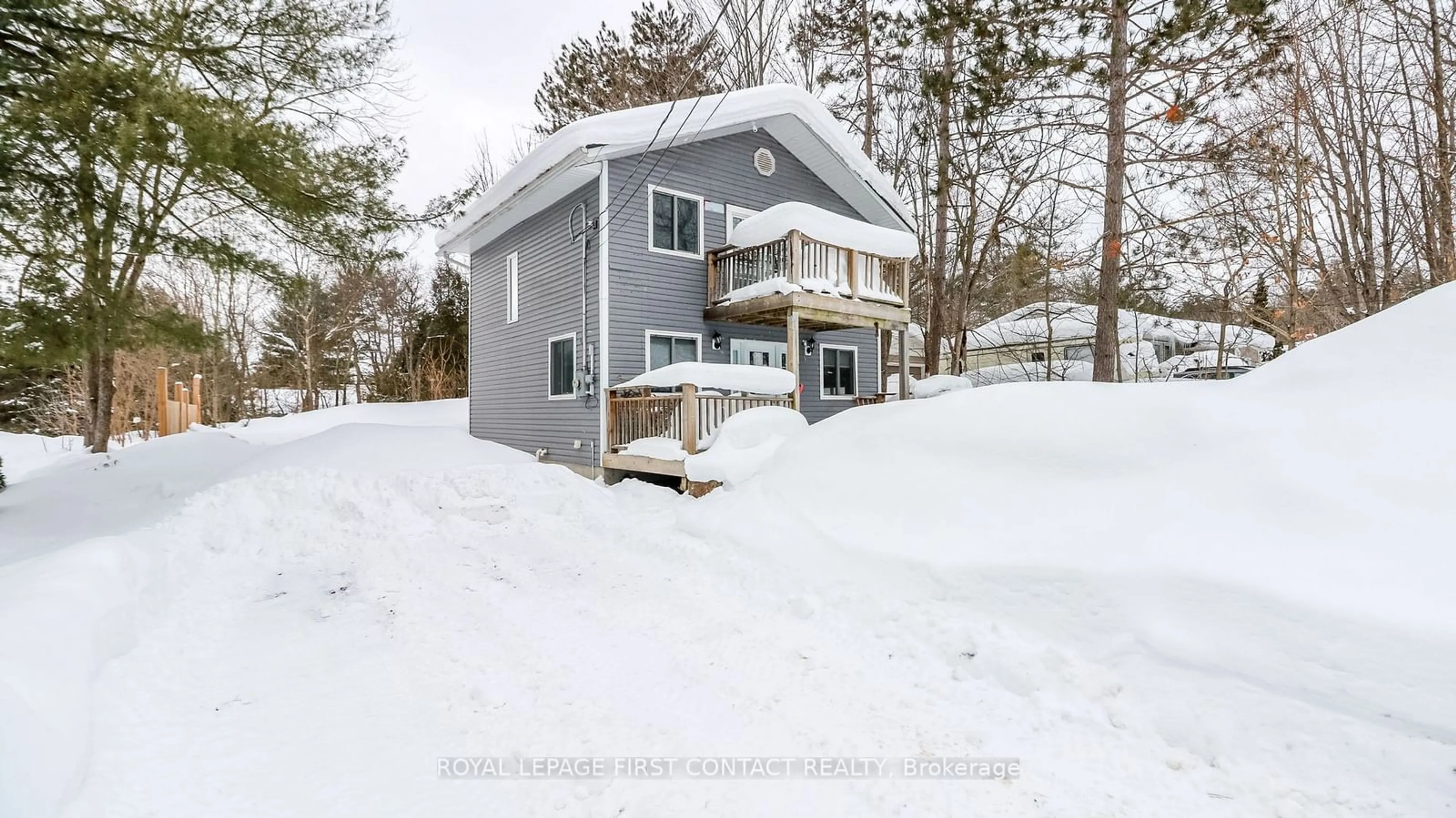 A pic from outside/outdoor area/front of a property/back of a property/a pic from drone, unknown for 135 Hill St, Gravenhurst Ontario P1P 1R2